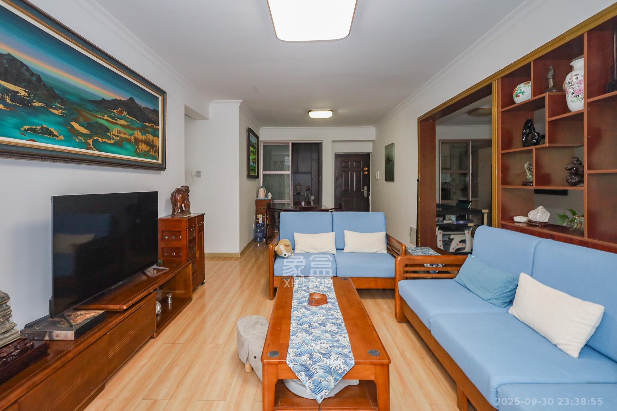 谷山乐园三期 3室2厅1卫 55.0万 谷山乐园三期 3室2厅1卫 55.0万客厅