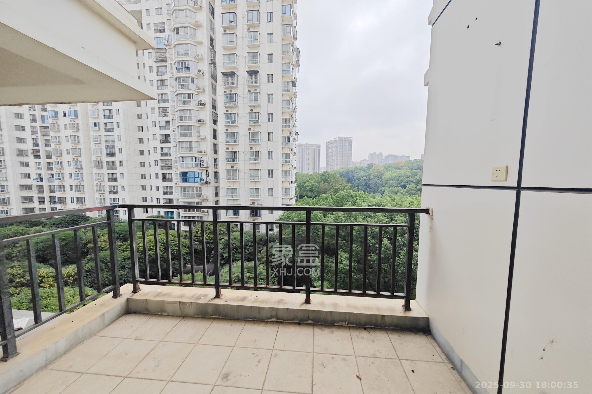 华雅花园  3室2厅4卫    108.0万阳台