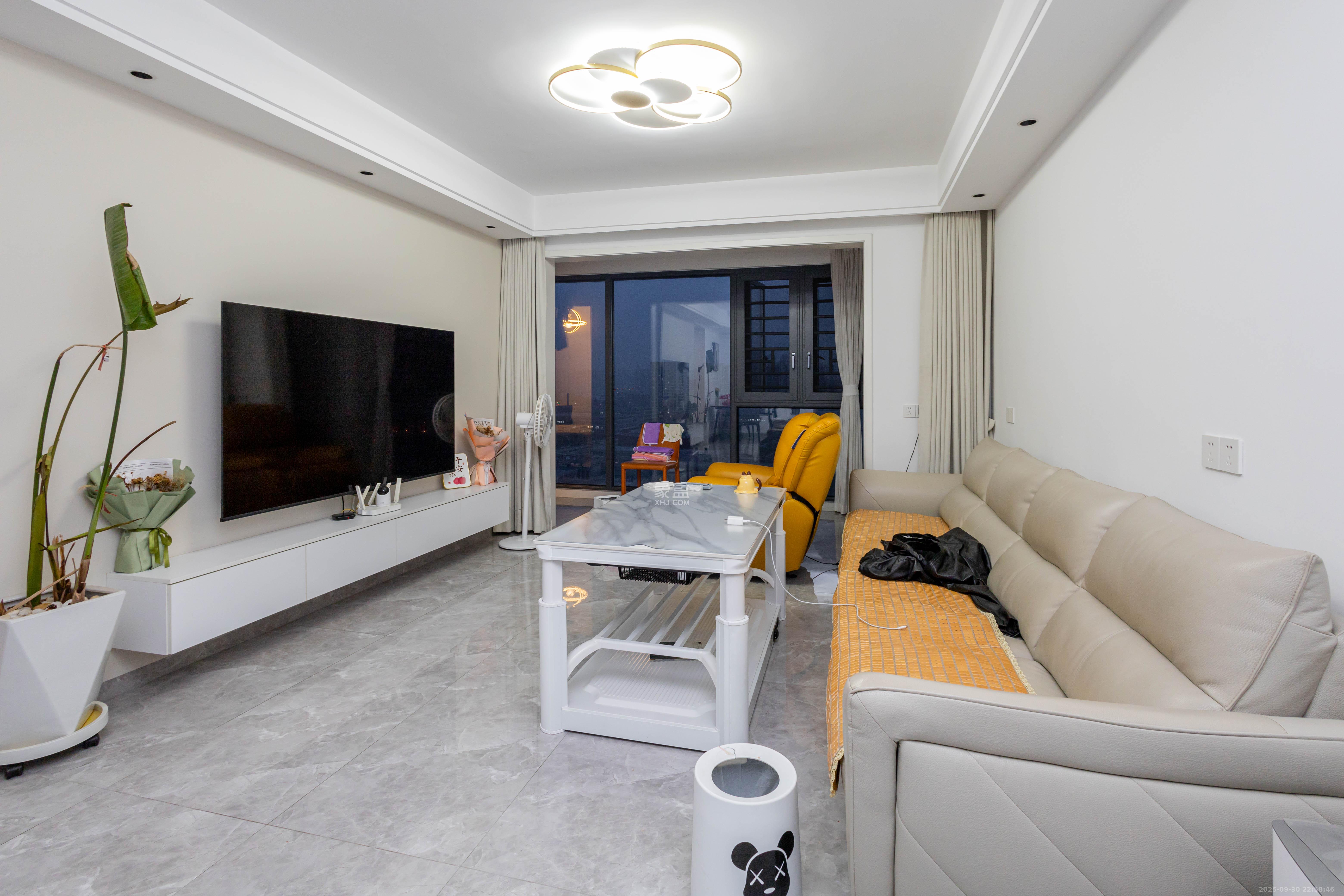 中交中央公园D5区  3室2厅2卫    155.0万客厅