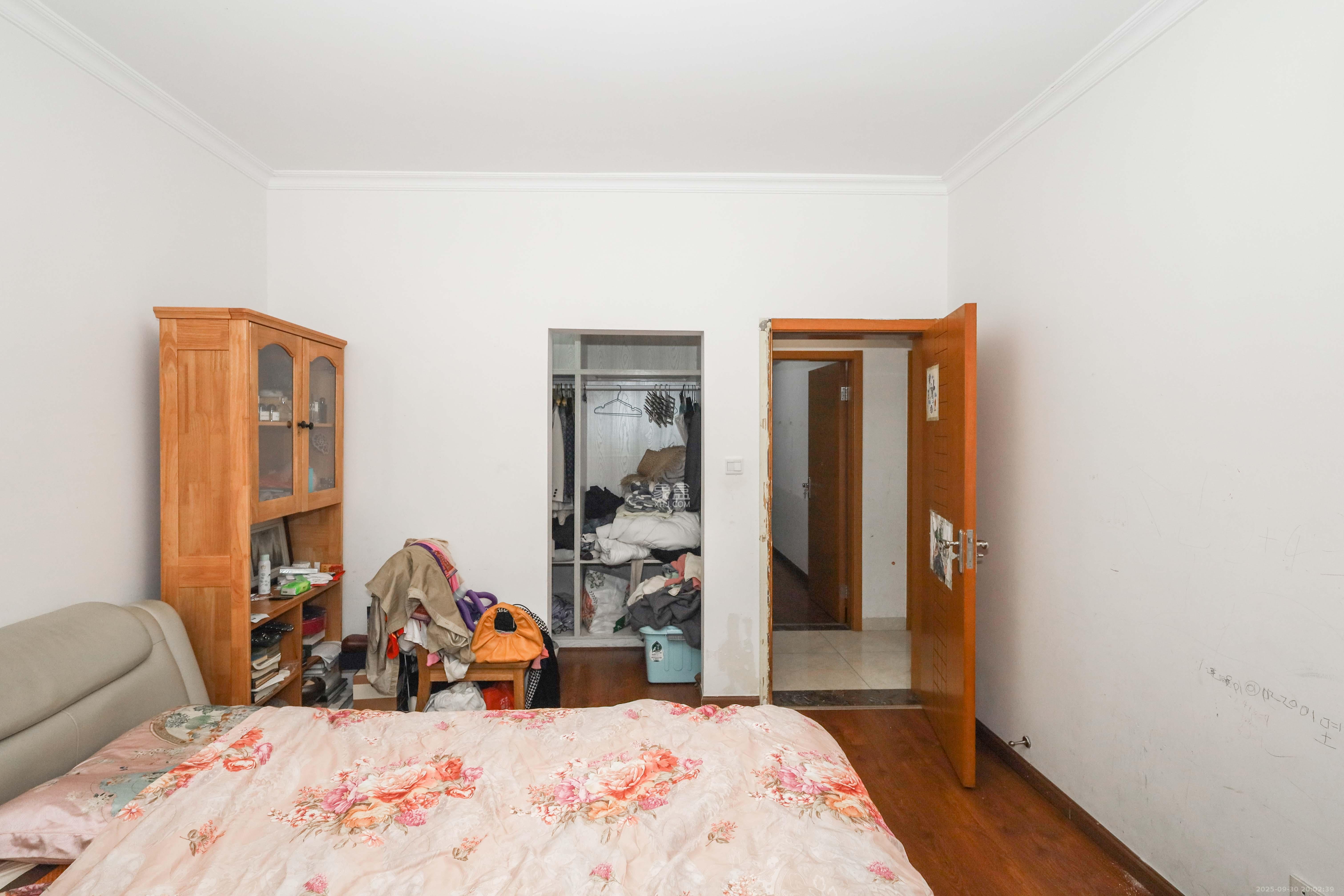 润芳园 3室2厅2卫 85.0万 润芳园 3室2厅2卫 85.0万卧室