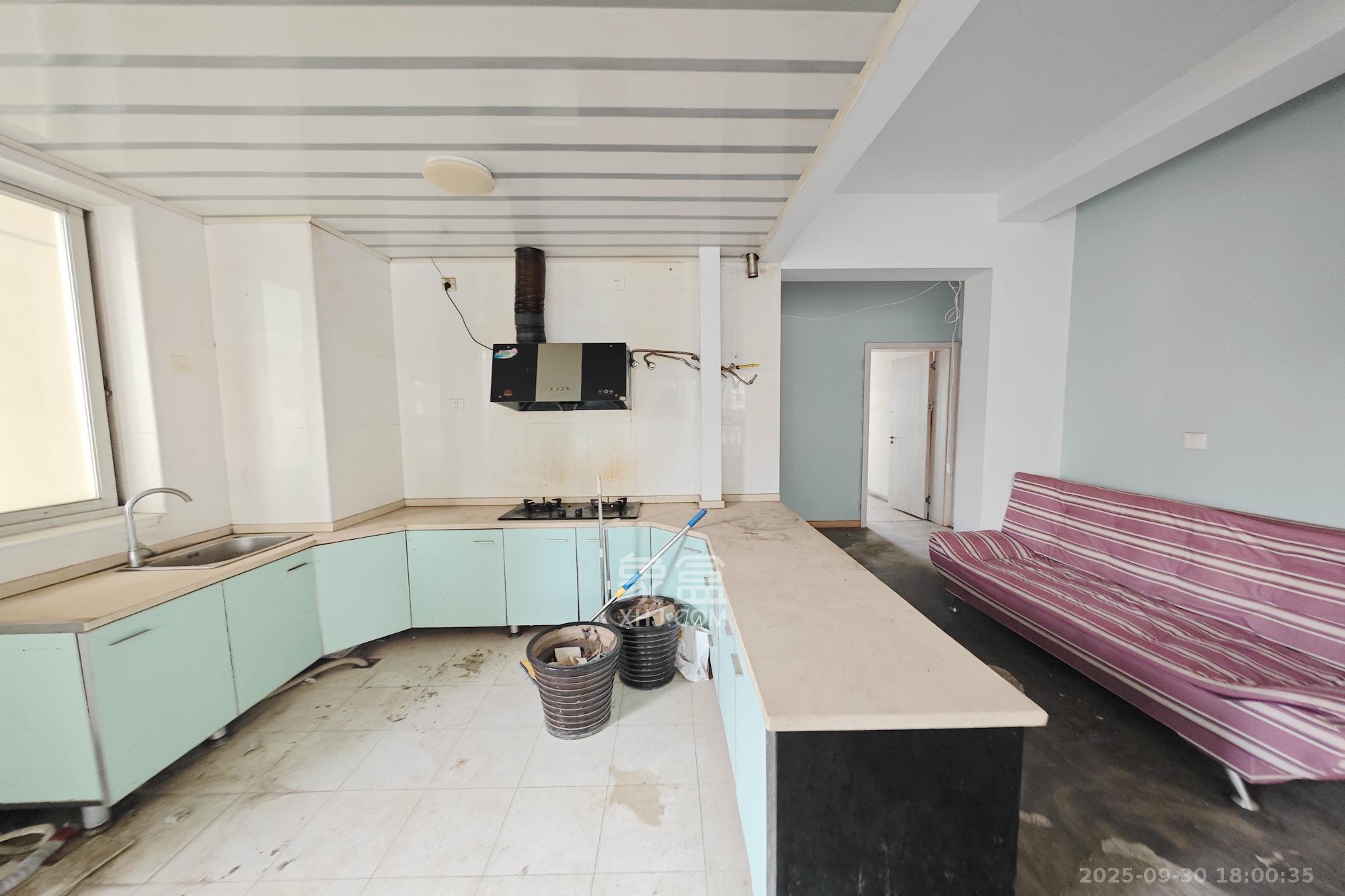 华雅花园 3室2厅4卫 108.0万 华雅花园 3室2厅4卫 108.0万厨房