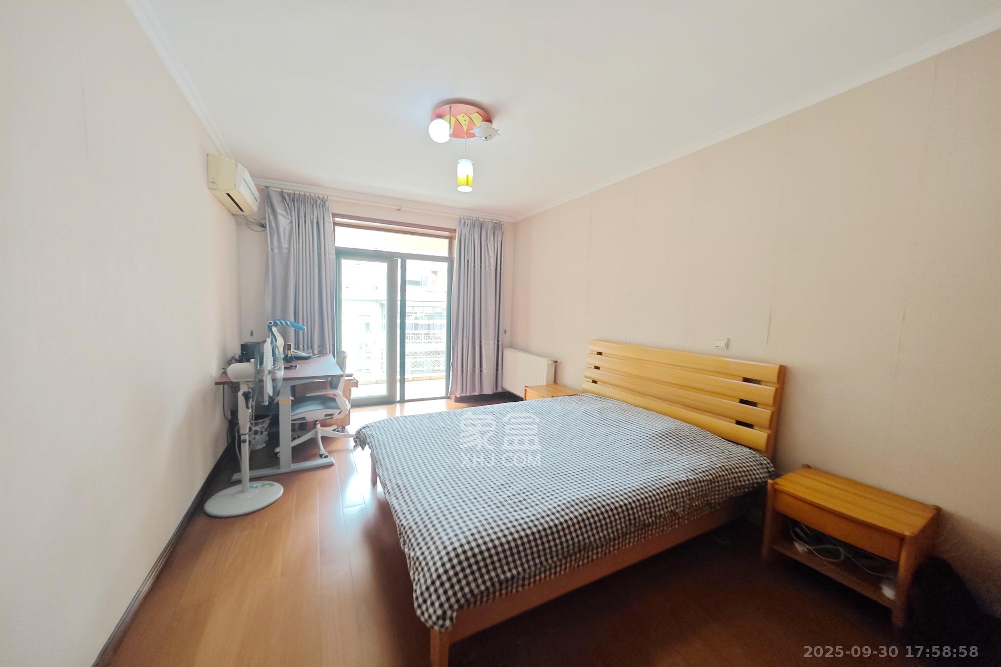 美林景园  6室3厅3卫    186.0万卧室