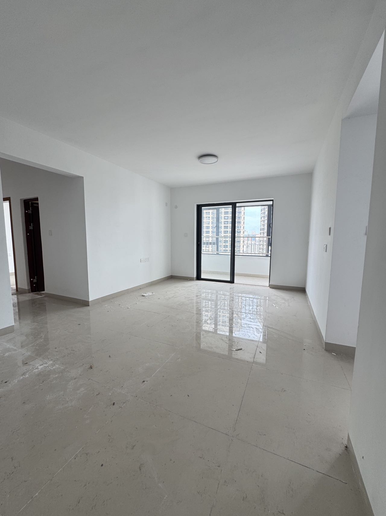 龙城新景  3室2厅2卫    153.0万客厅