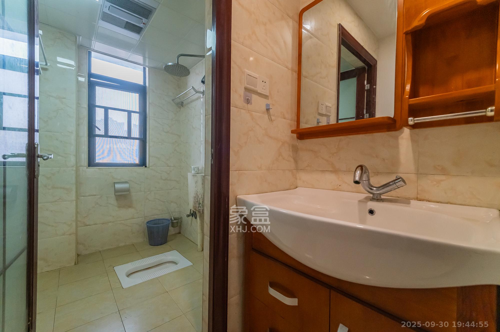 蓝山郡  3室2厅1卫    78.0万卫生间