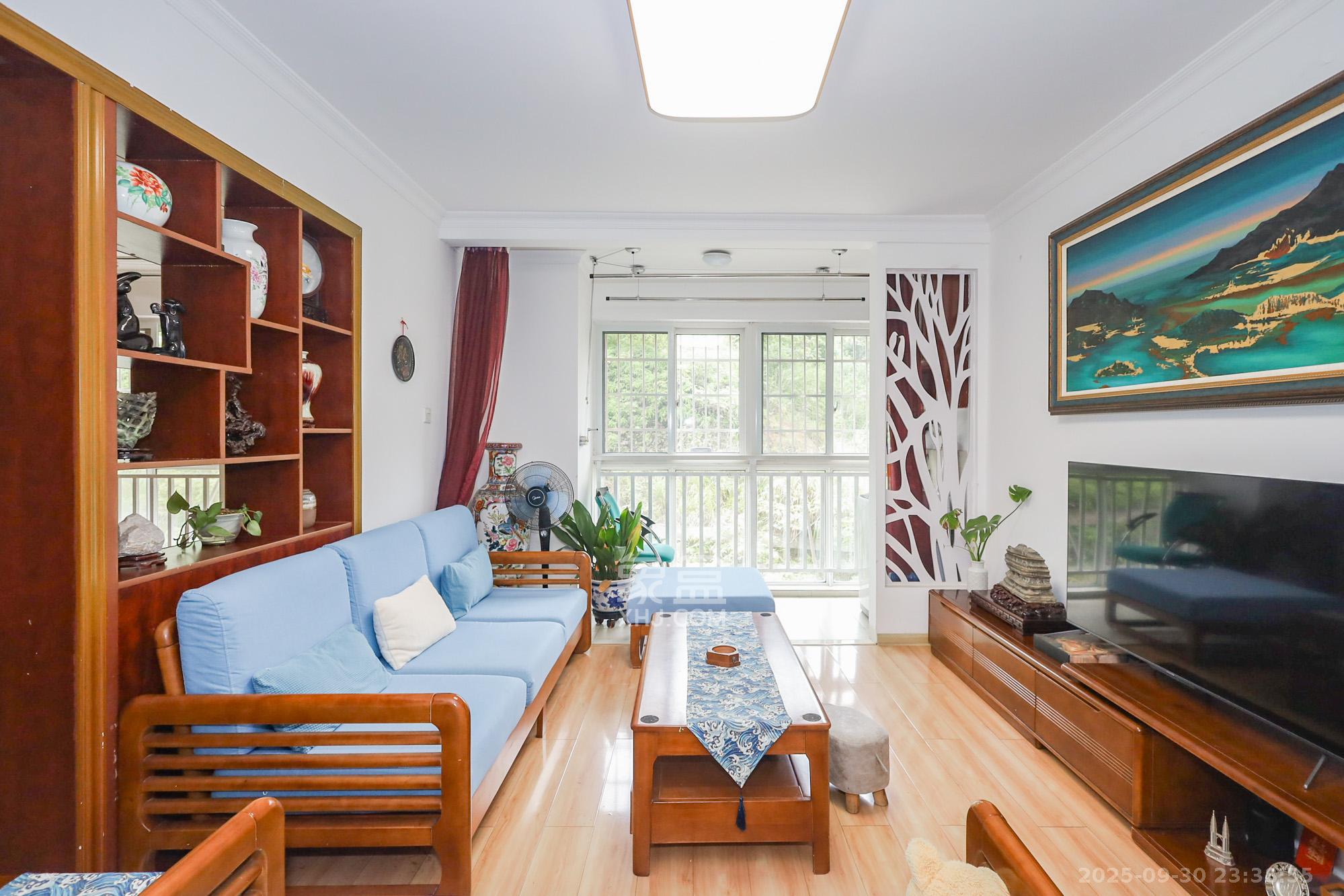 谷山乐园三期 3室2厅1卫 55.0万 谷山乐园三期 3室2厅1卫 55.0万客厅