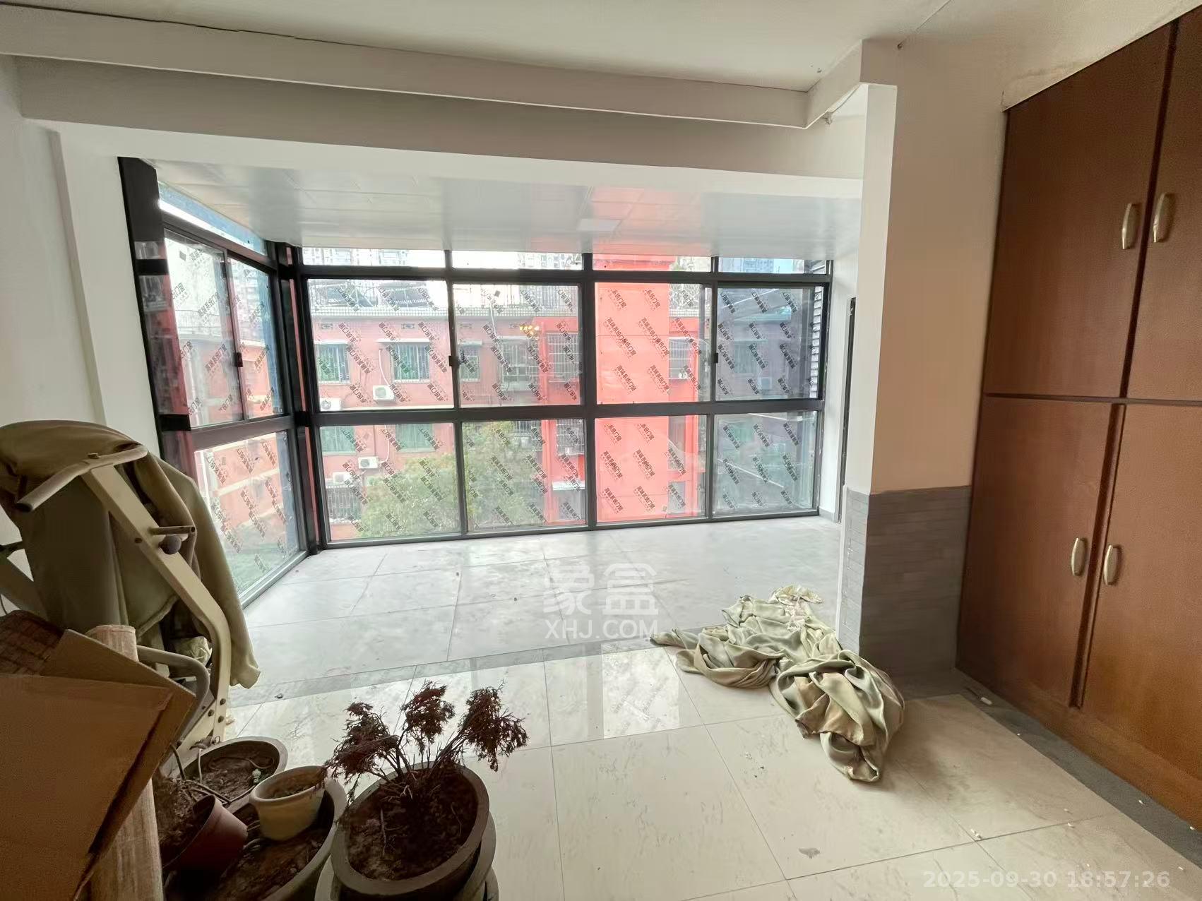 新华园 4室2厅1卫 2600.0元/月 新华园 4室2厅1卫 2600.0元/月室内图