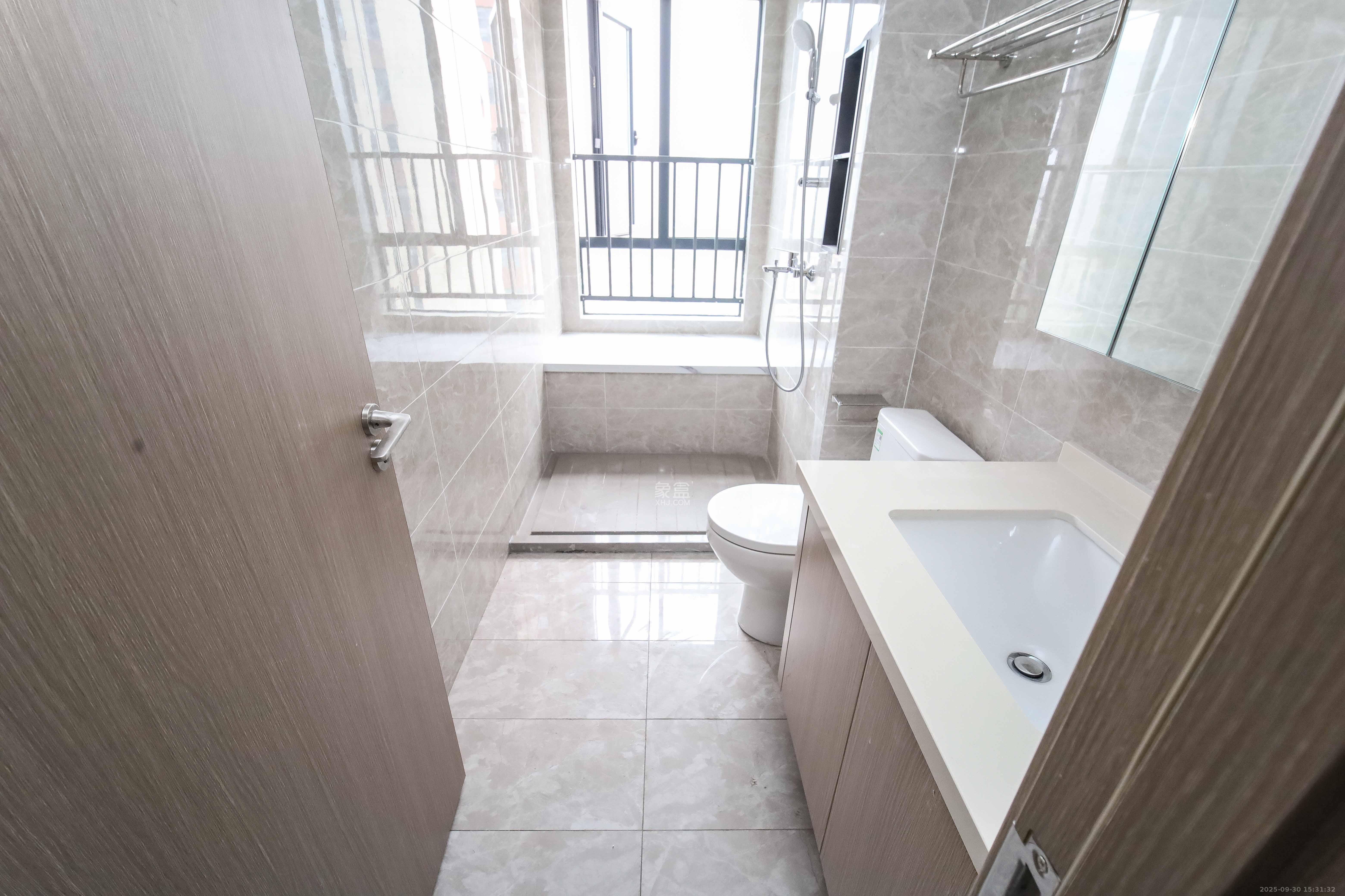 德奥上河城章  4室2厅2卫    228.0万卫生间