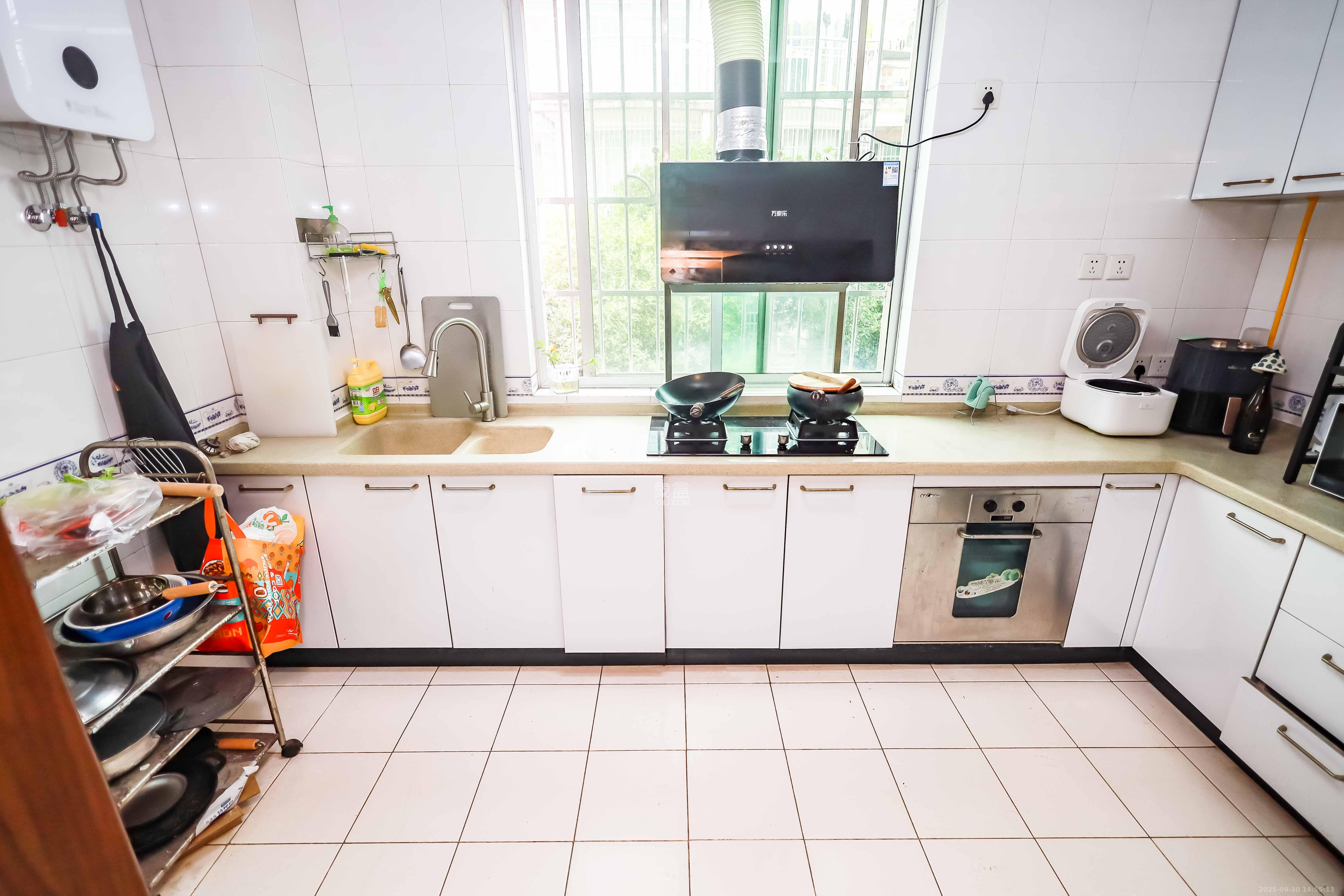 静园山庄  4室2厅3卫    179.0万厨房