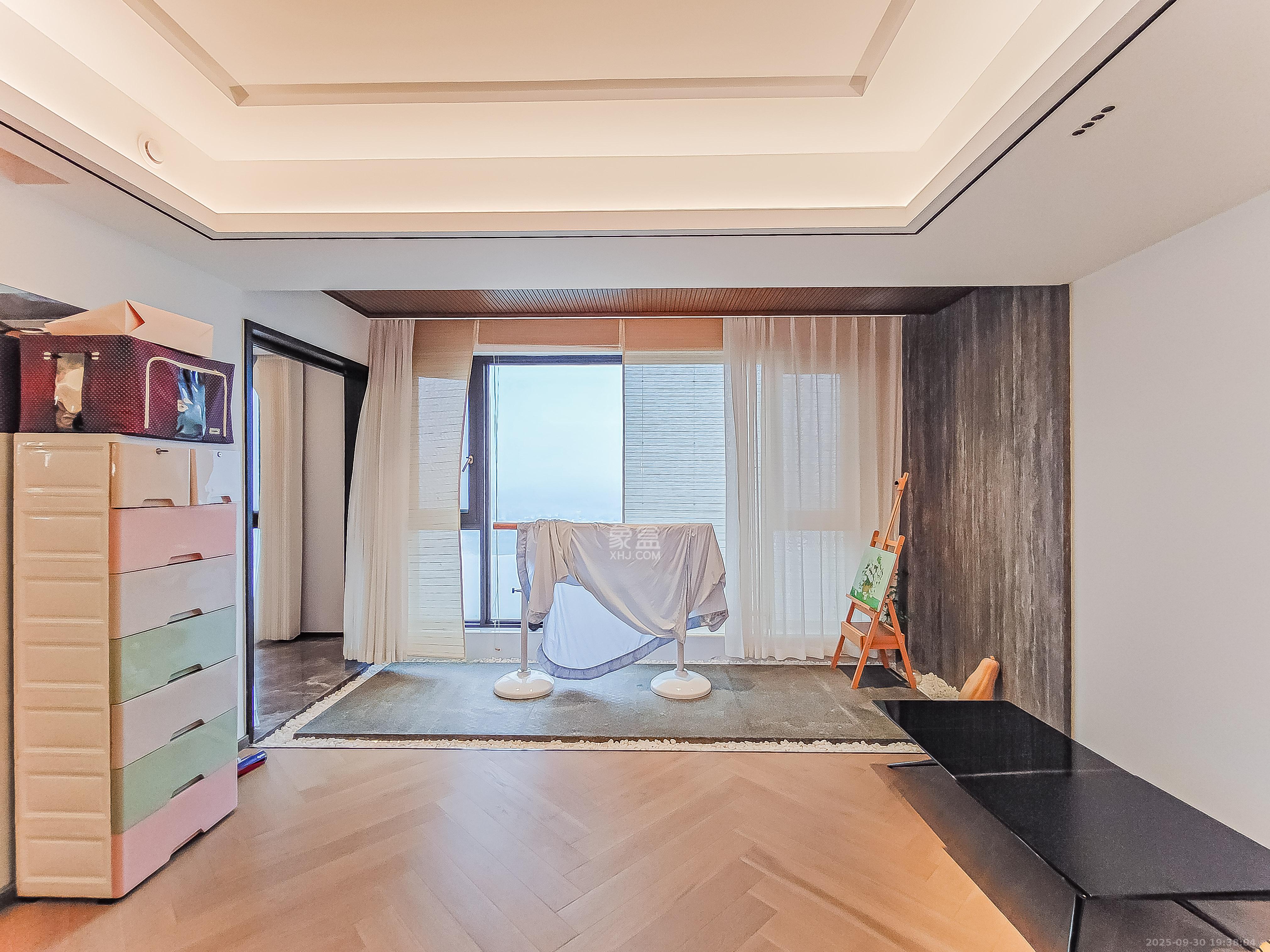 中建江山壹号  1室2厅4卫    880.0万卧室