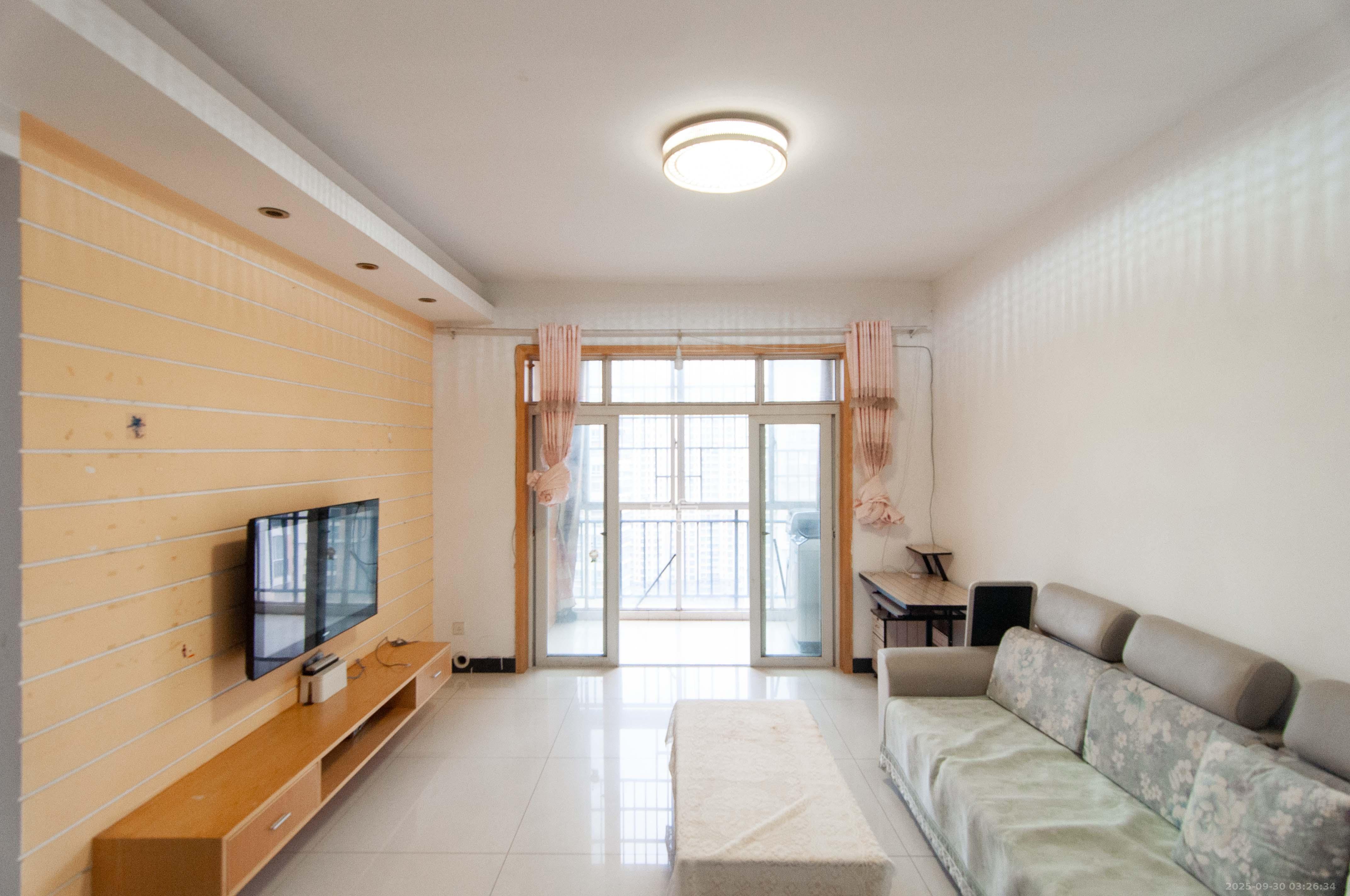 中房F联邦 2室2厅1卫 55.0万 中房F联邦 2室2厅1卫 55.0万客厅