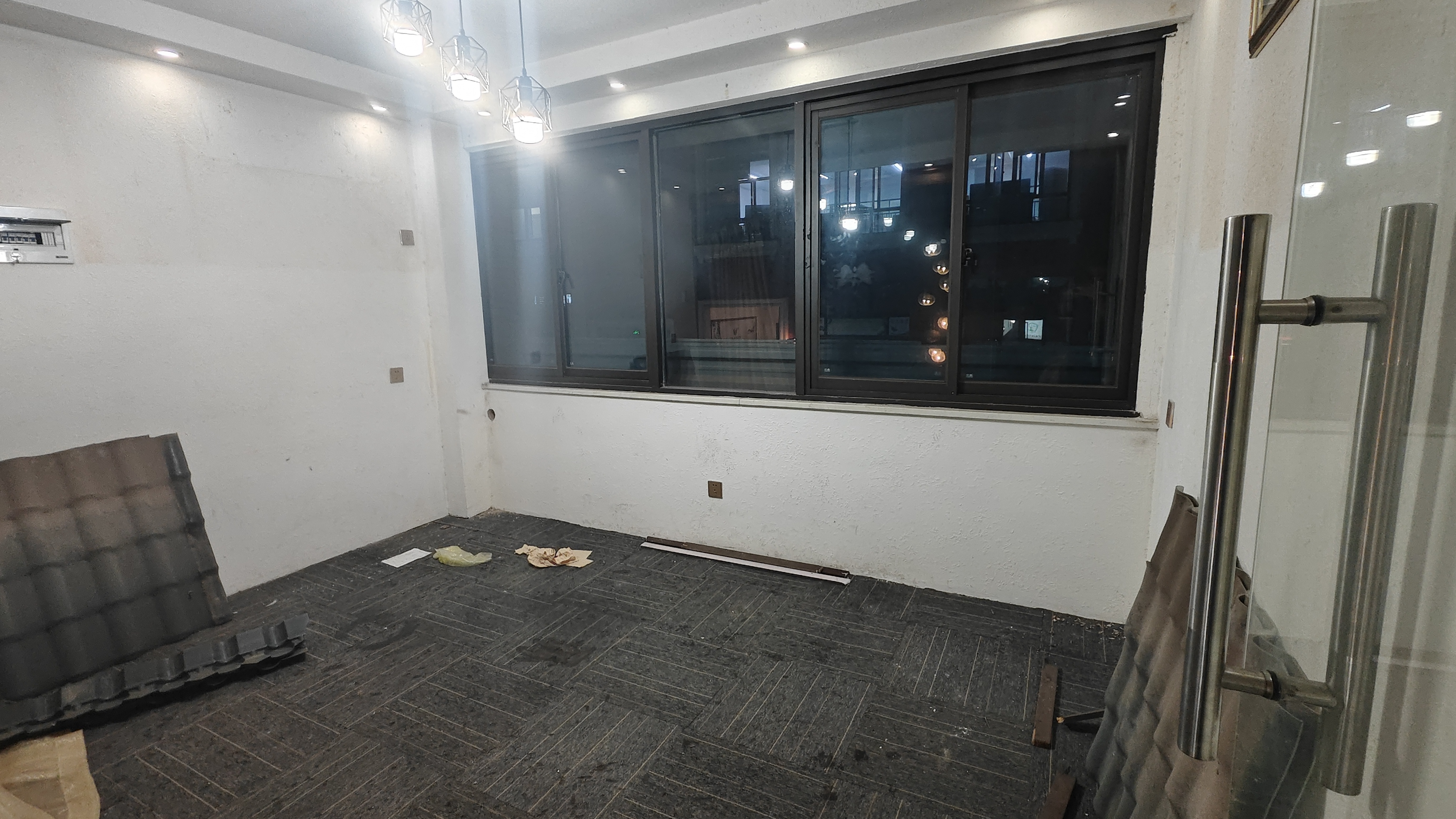 万恒白金汉宫  1室0厅0卫    2100.0元/月