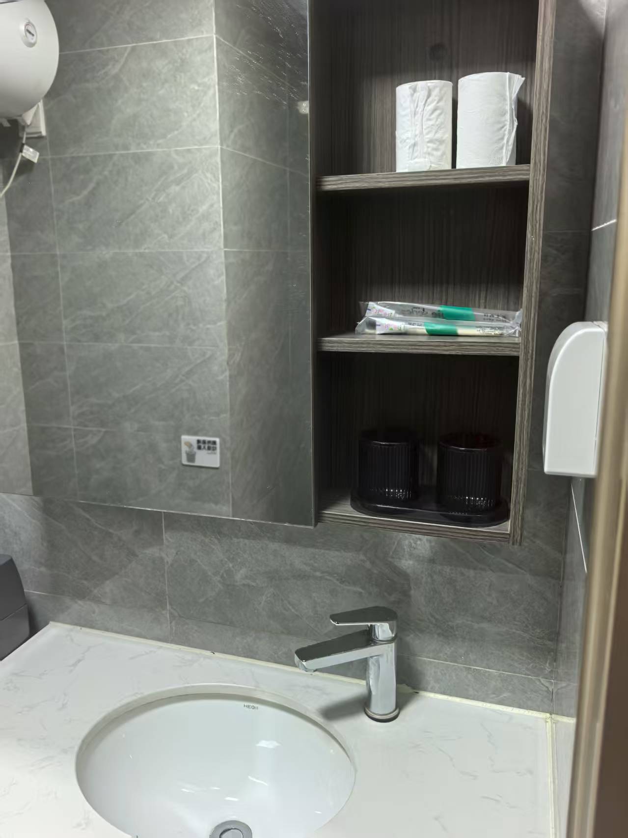 福天华府  1室1厅1卫    1300.0元/月室内图