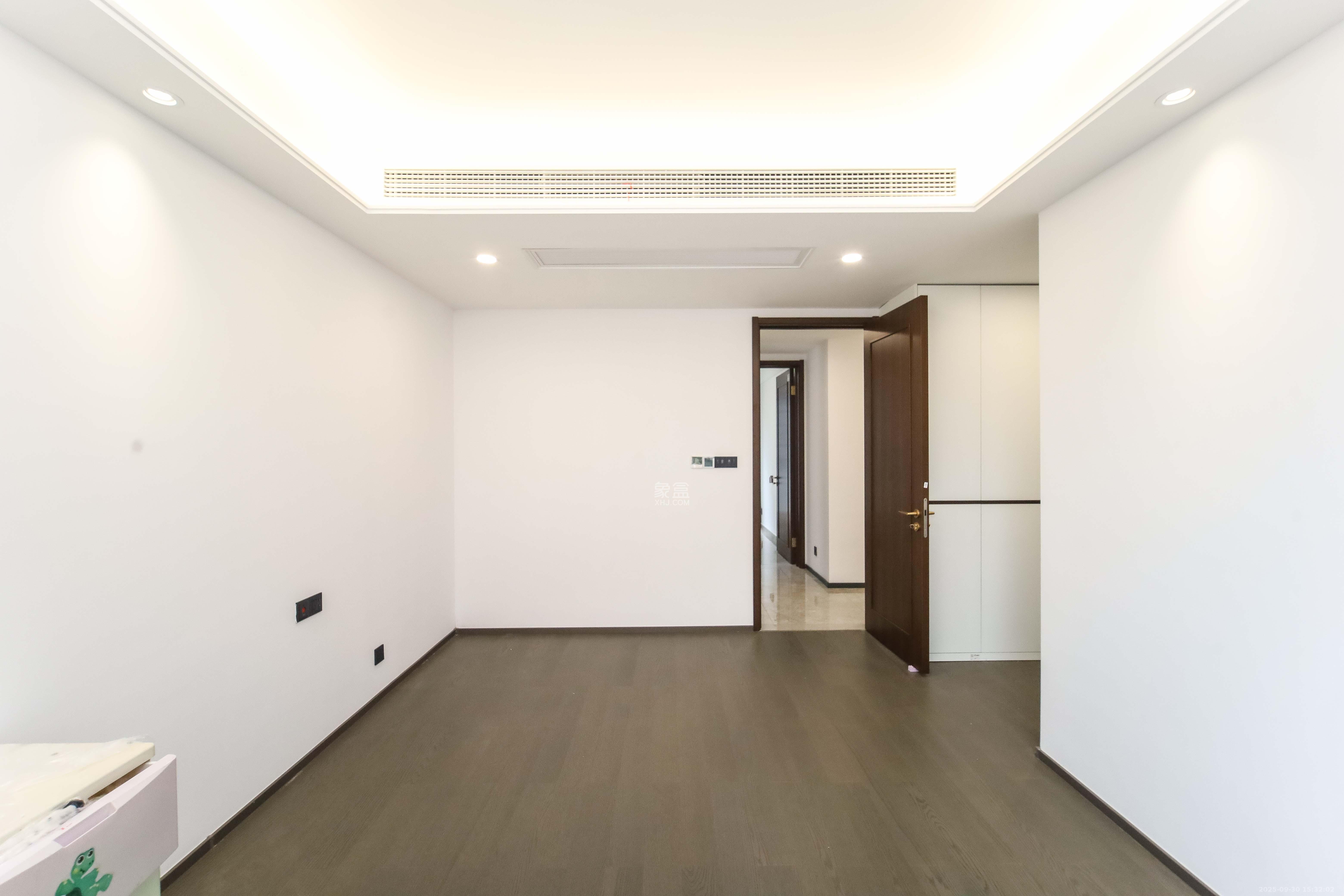 德奥上河城章 4室2厅2卫 230.0万 德奥上河城章 4室2厅2卫 230.0万卧室