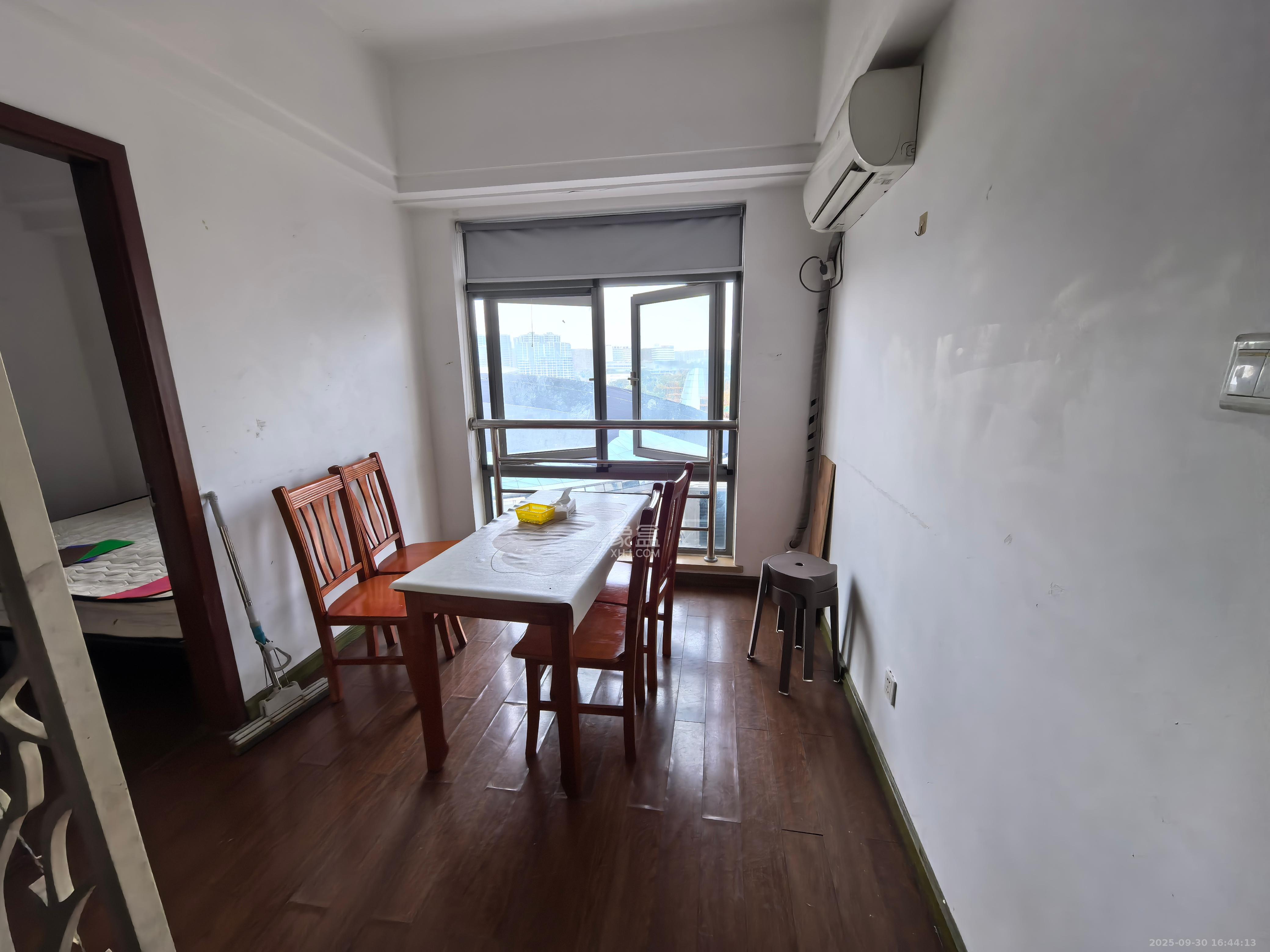 环宇天地、中海地产（中信城市广场二期）  2室2厅1卫    1800.0元/月室内图