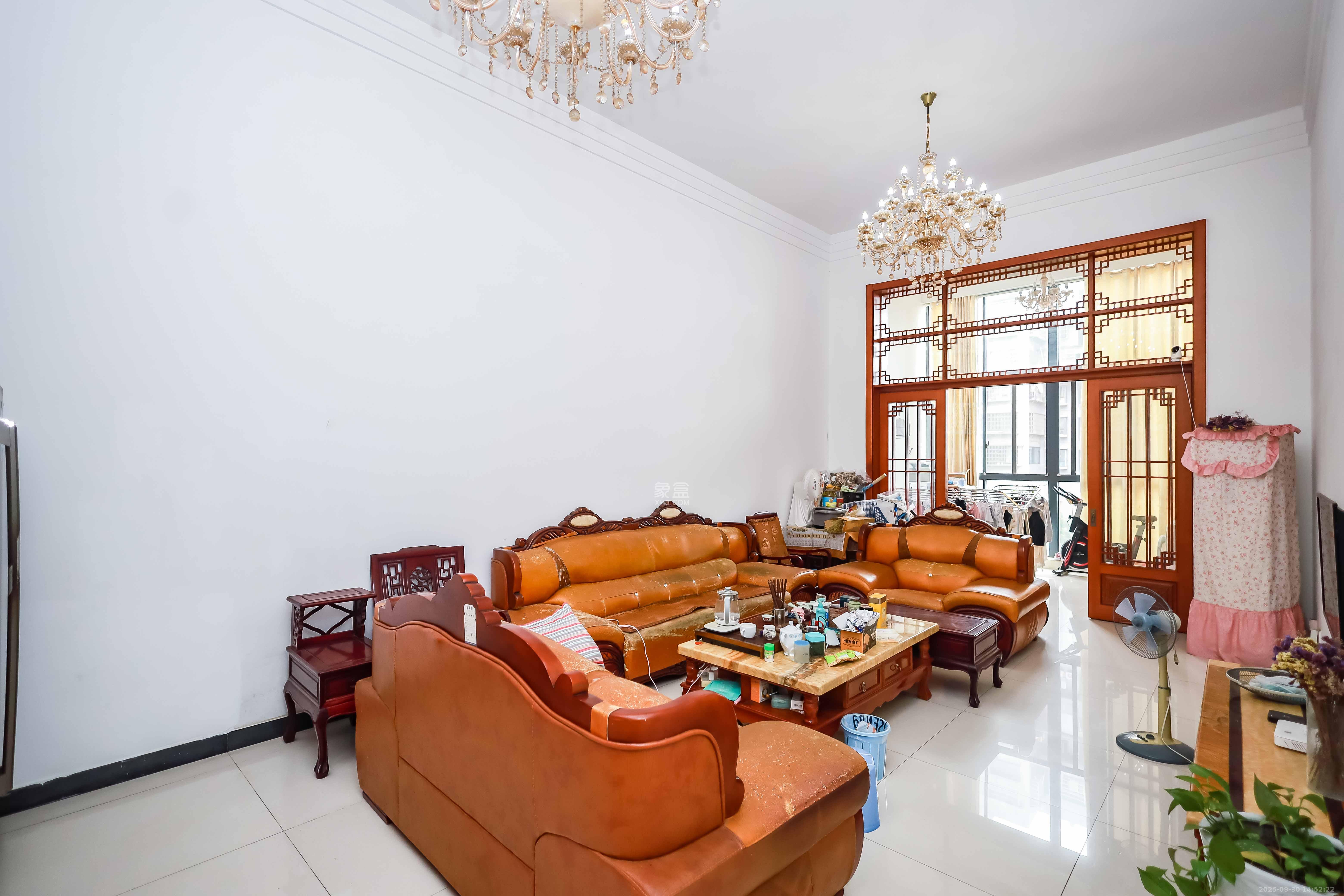 未来城科学家园 5室2厅3卫 165.0万 未来城科学家园 5室2厅3卫 165.0万客厅