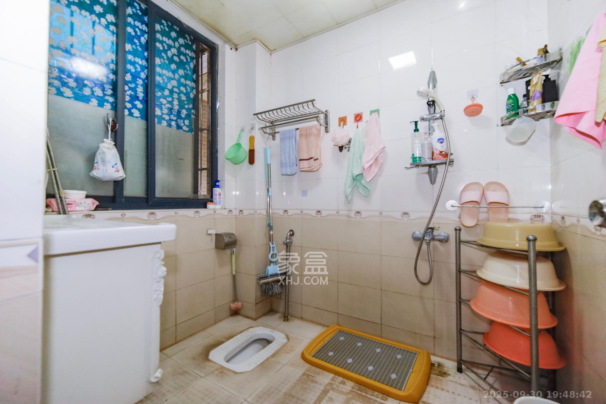 湘水一城(一期)  3室2厅2卫    90.0万卫生间