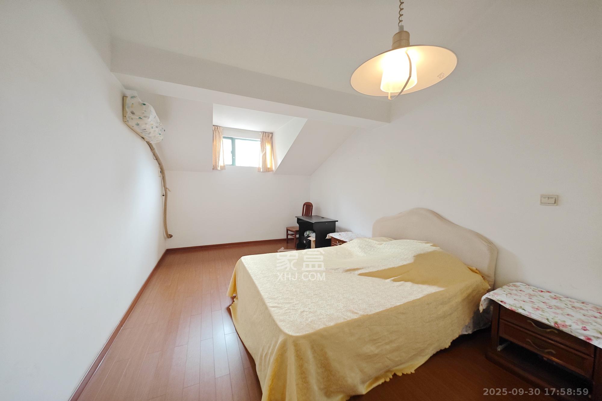 美林景园 6室3厅3卫 186.0万 美林景园 6室3厅3卫 186.0万卧室