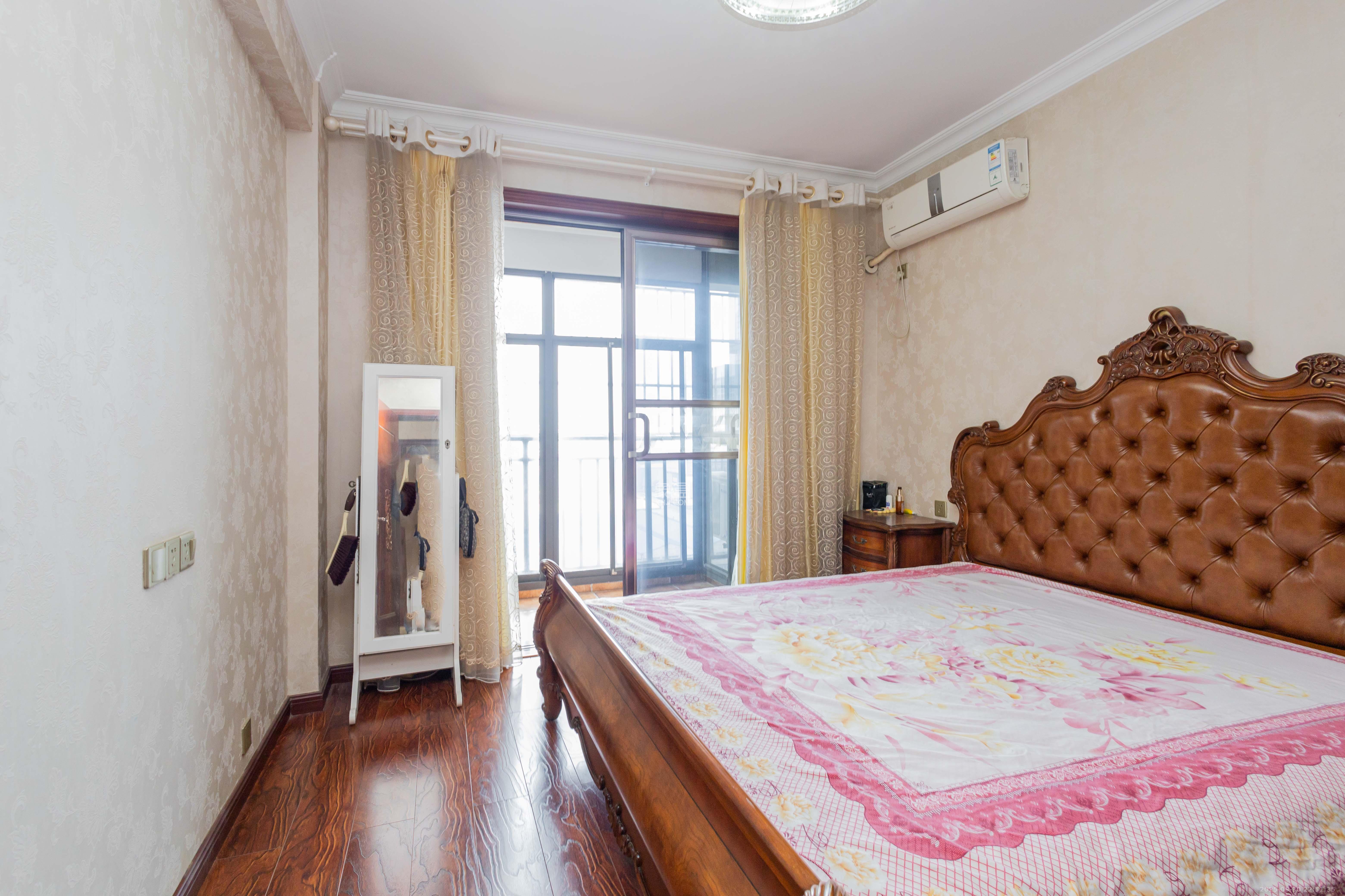 东岸梅园小区 4室2厅2卫 140.0万 东岸梅园小区 4室2厅2卫 140.0万卧室