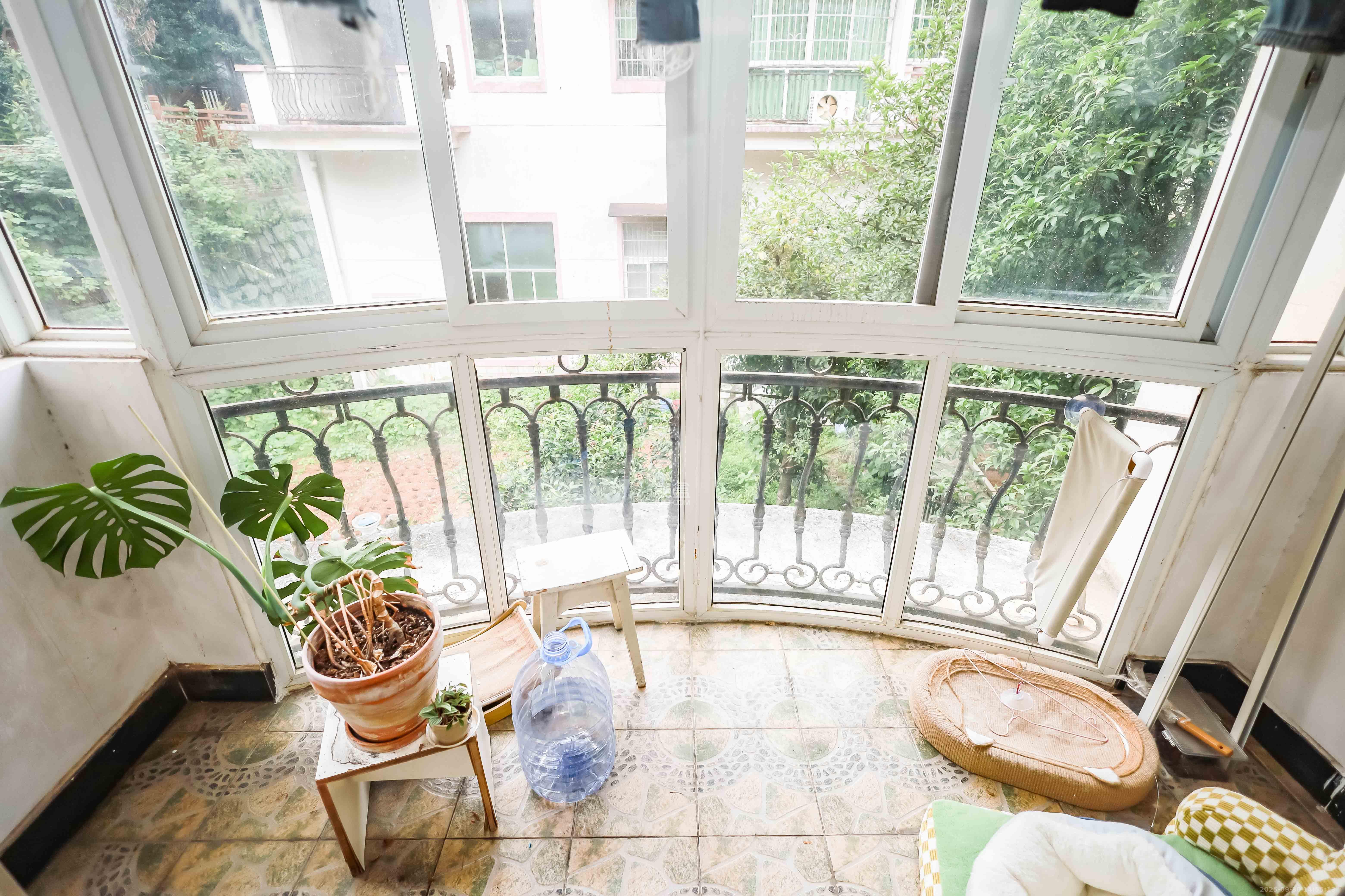 静园山庄  4室2厅3卫    179.0万阳台