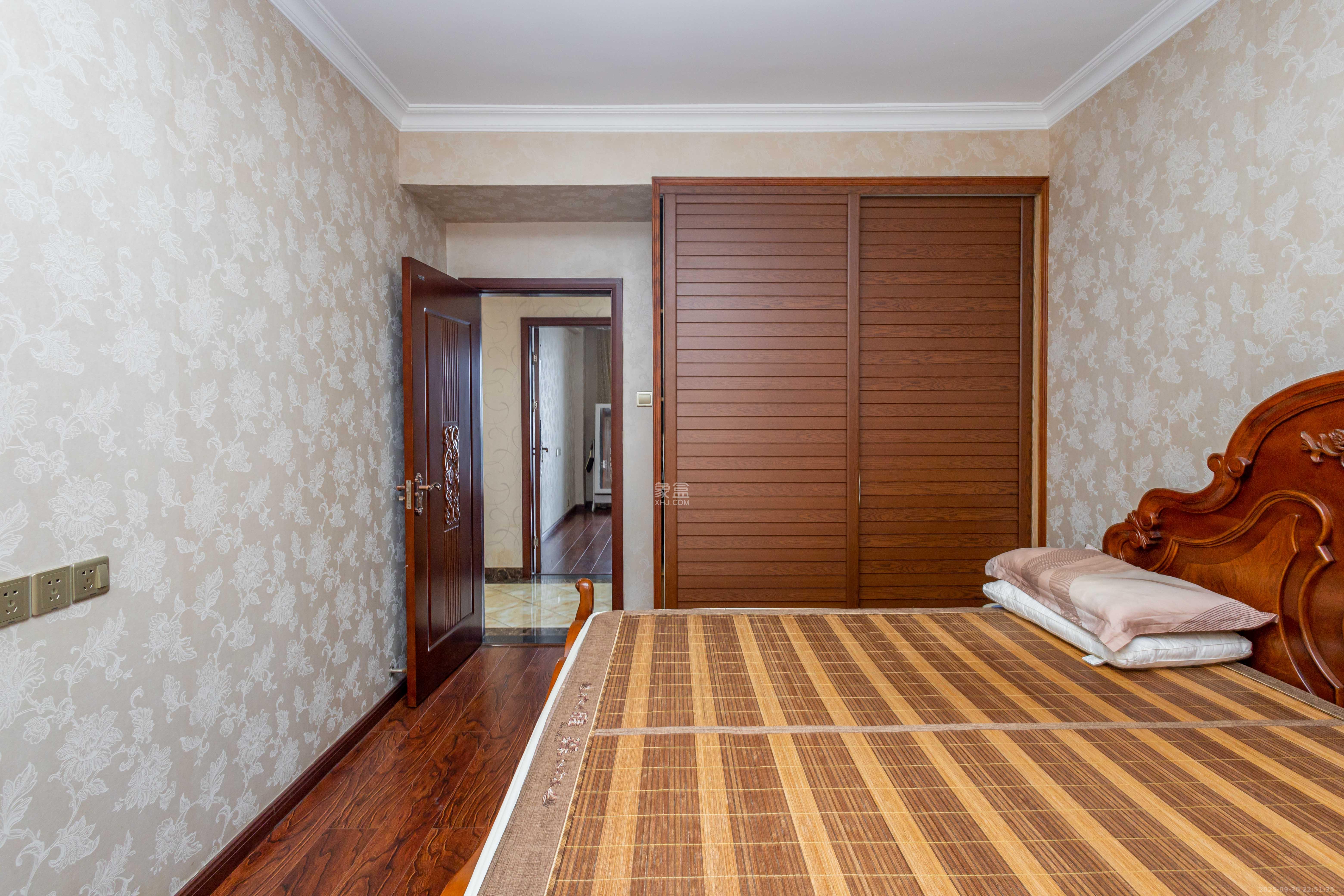 东岸梅园小区 4室2厅2卫 140.0万 东岸梅园小区 4室2厅2卫 140.0万卧室