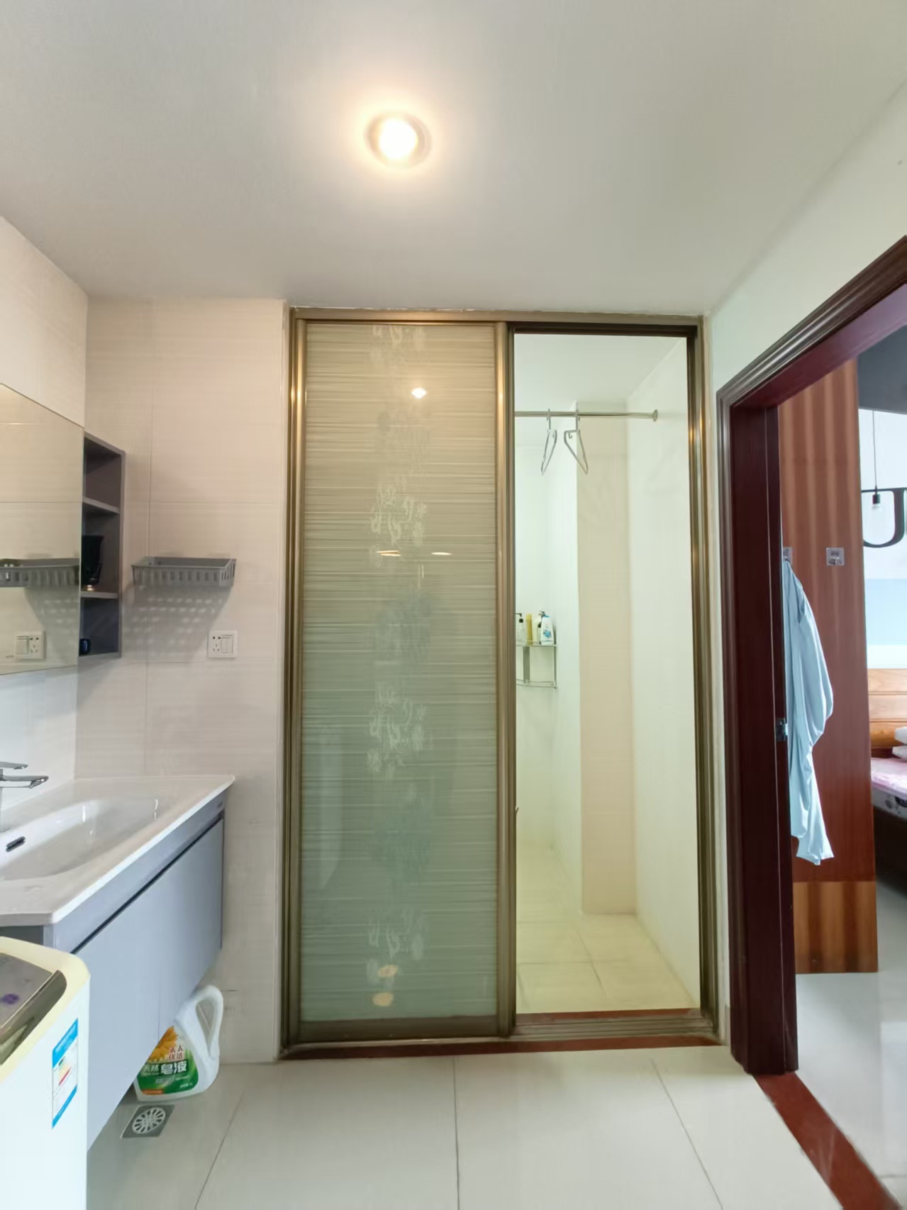 环强御景湾 1室1厅1卫 2100.00元/月 环强御景湾 1室1厅1卫 2100.00元/月室内图