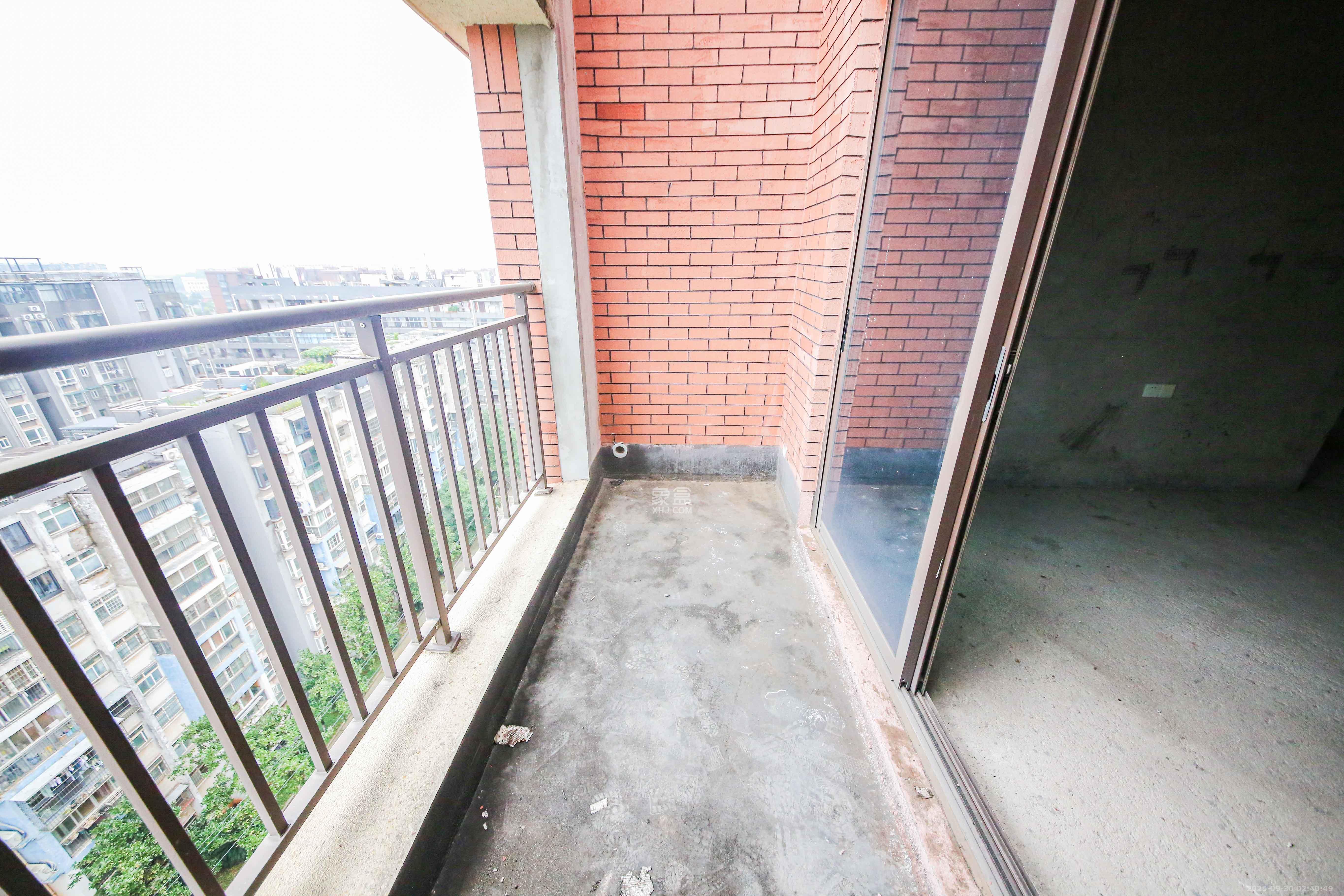 鑫远翡丽郡(鑫远翡丽雅苑) 5室2厅2卫 212.8万 鑫远翡丽郡(鑫远翡丽雅苑) 5室2厅2卫 212.8万阳台