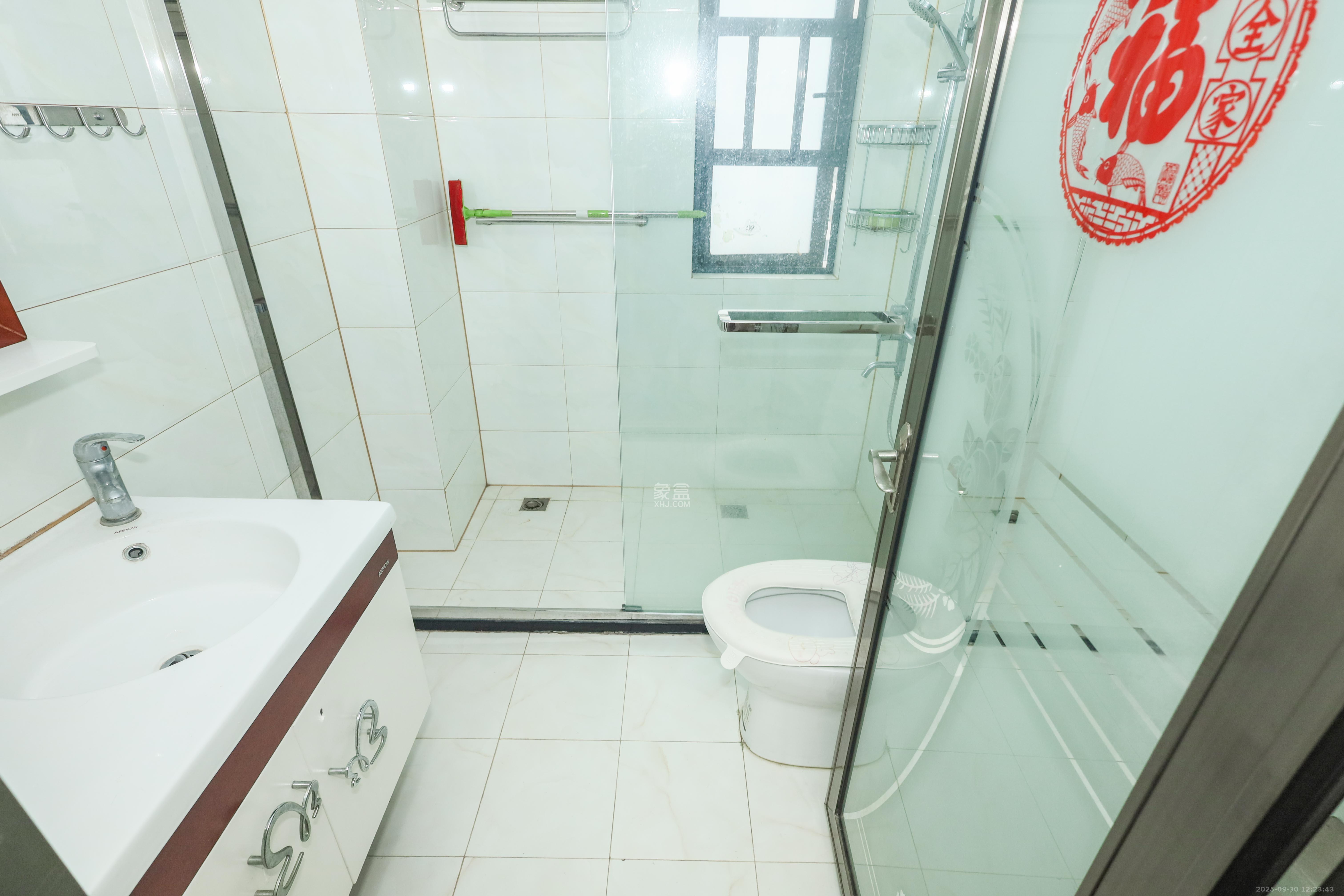 好莱城(弘德西街) 4室2厅2卫 120.0万 好莱城(弘德西街) 4室2厅2卫 120.0万卫生间