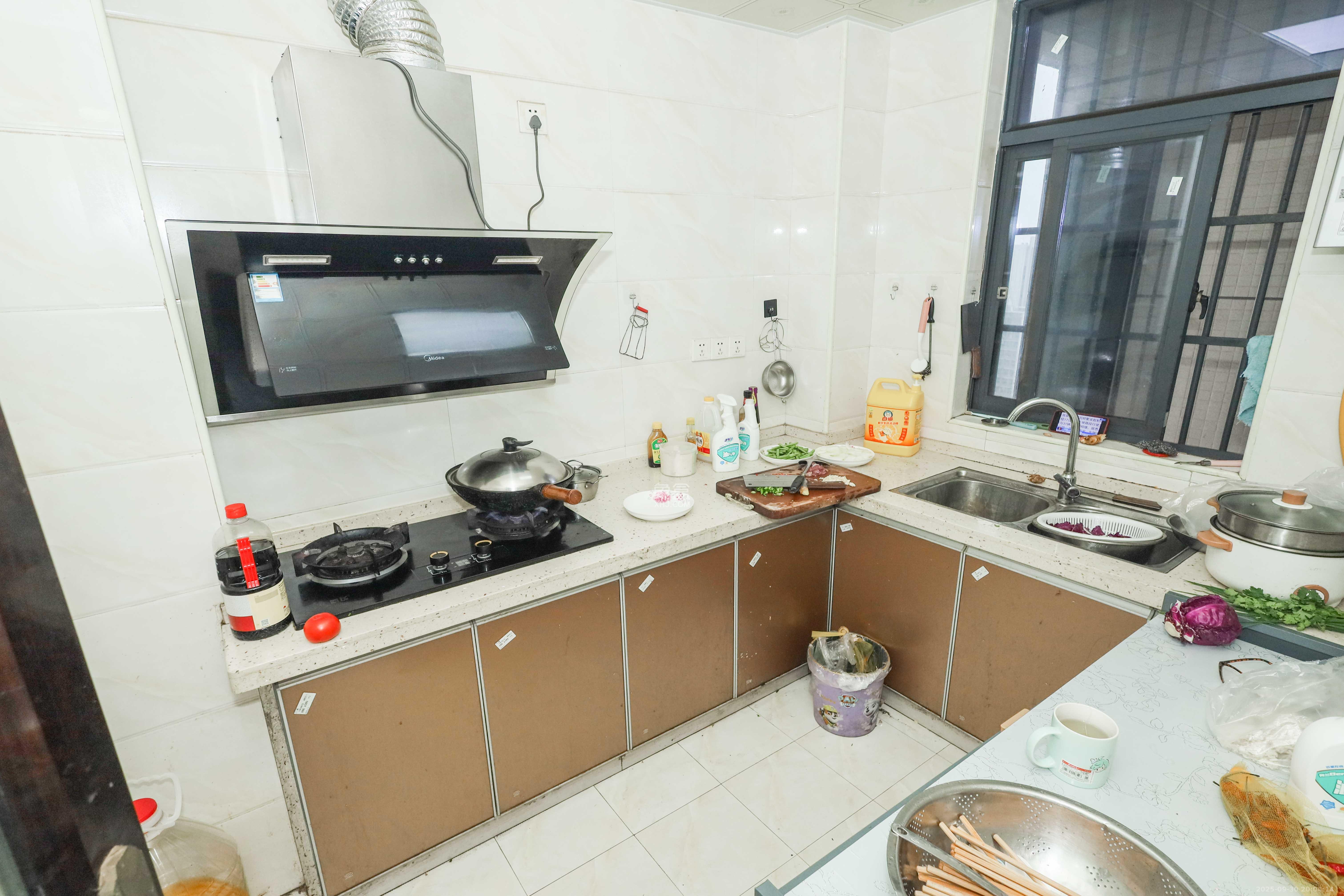 华侨假日中心（晟华苑）  4室2厅1卫    83.0万厨房