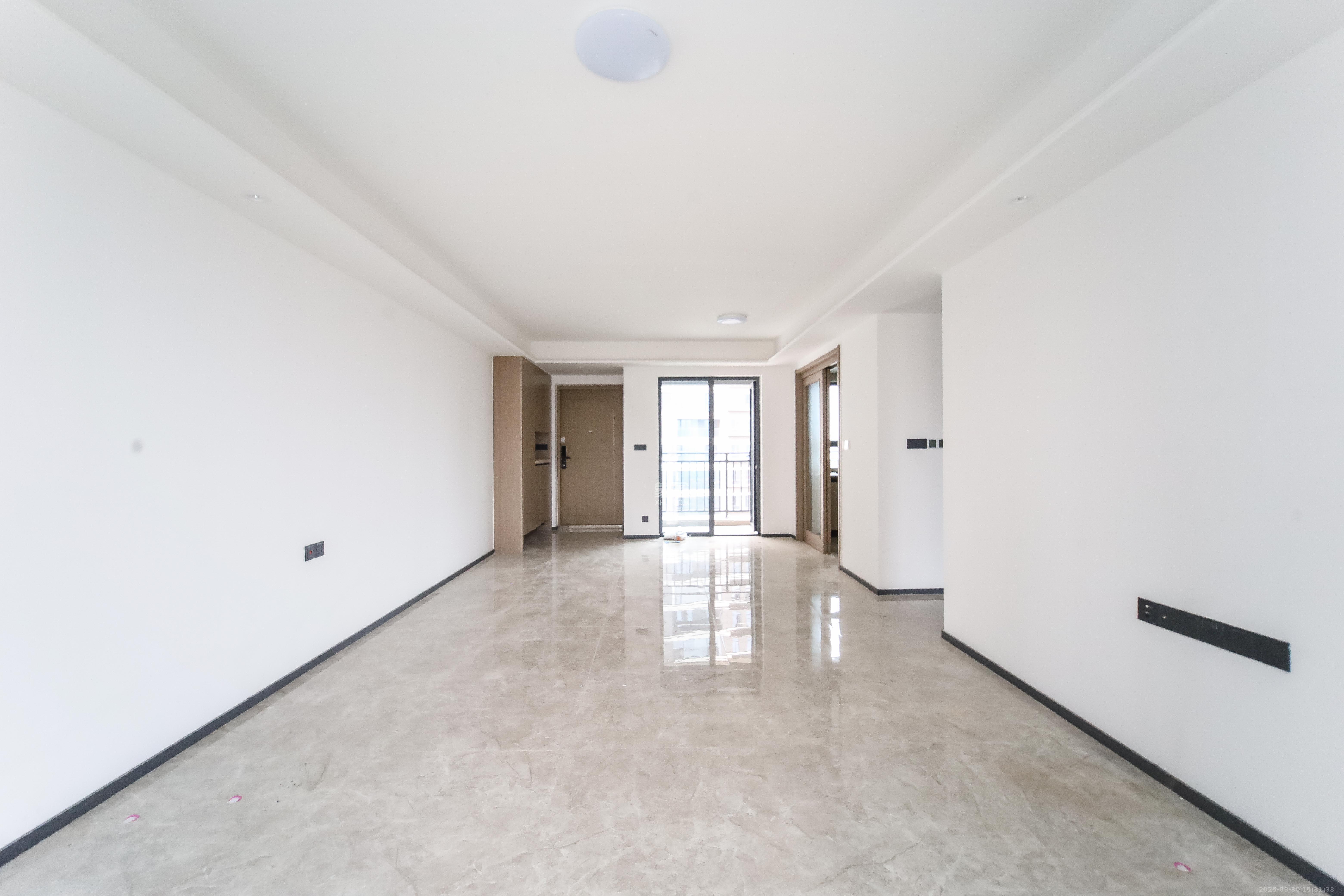 德奥上河城章  4室2厅2卫    228.0万客厅