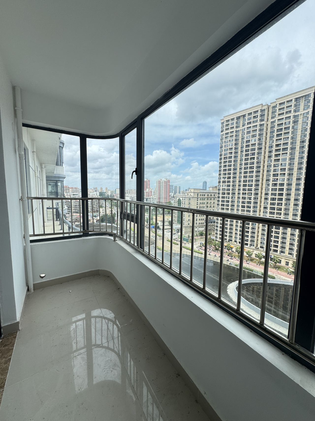 龙城新景  3室2厅2卫    153.0万客厅