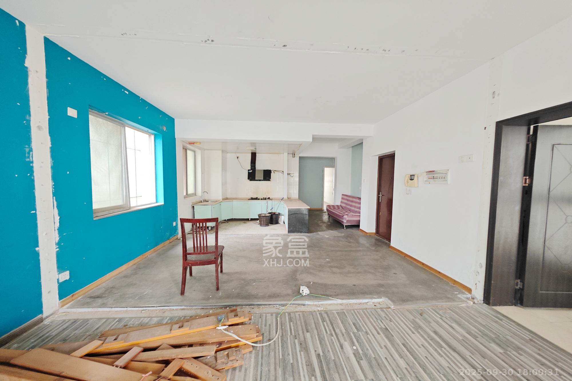 华雅花园 3室2厅4卫 108.0万 华雅花园 3室2厅4卫 108.0万客厅