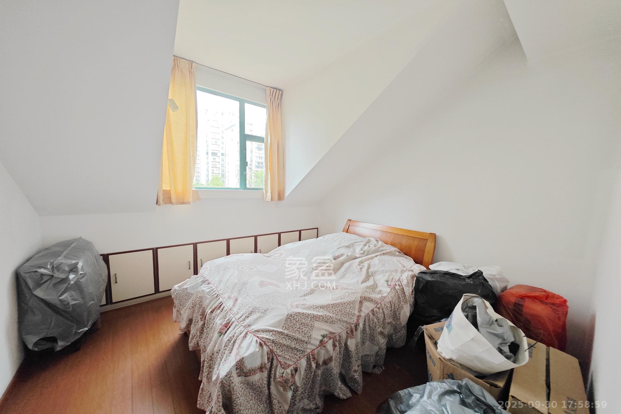 美林景园 6室3厅3卫 186.0万 美林景园 6室3厅3卫 186.0万卧室