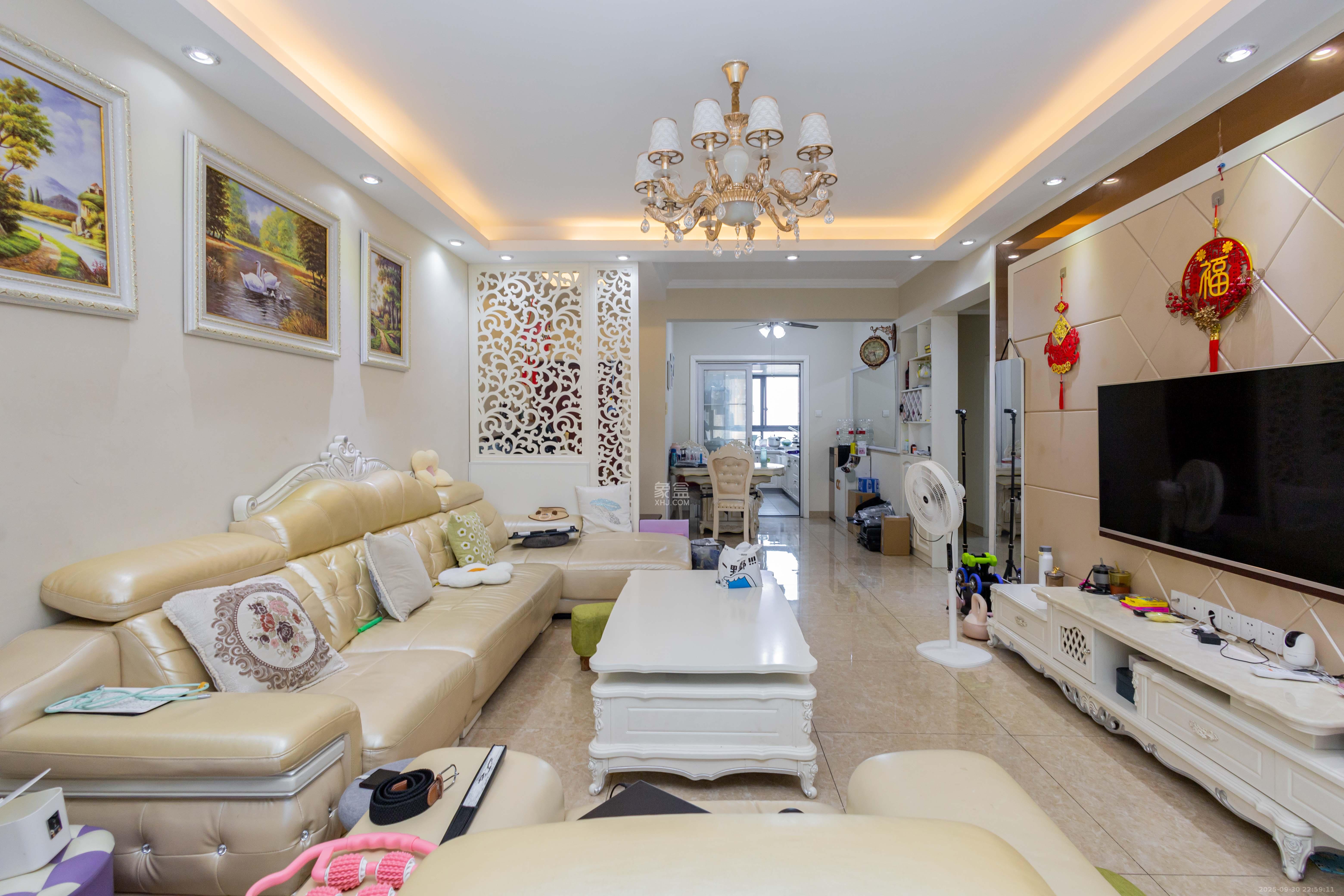 中房瑞致国际  3室2厅2卫    112.0万客厅