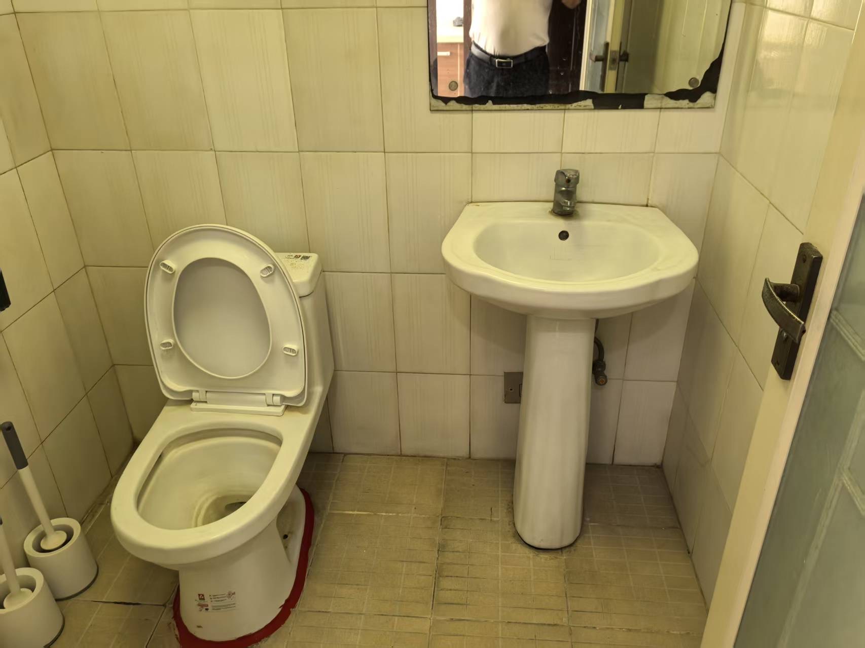 帝国大厦 1室1厅1卫 1300.0元/月 帝国大厦 1室1厅1卫 1300.0元/月室内图