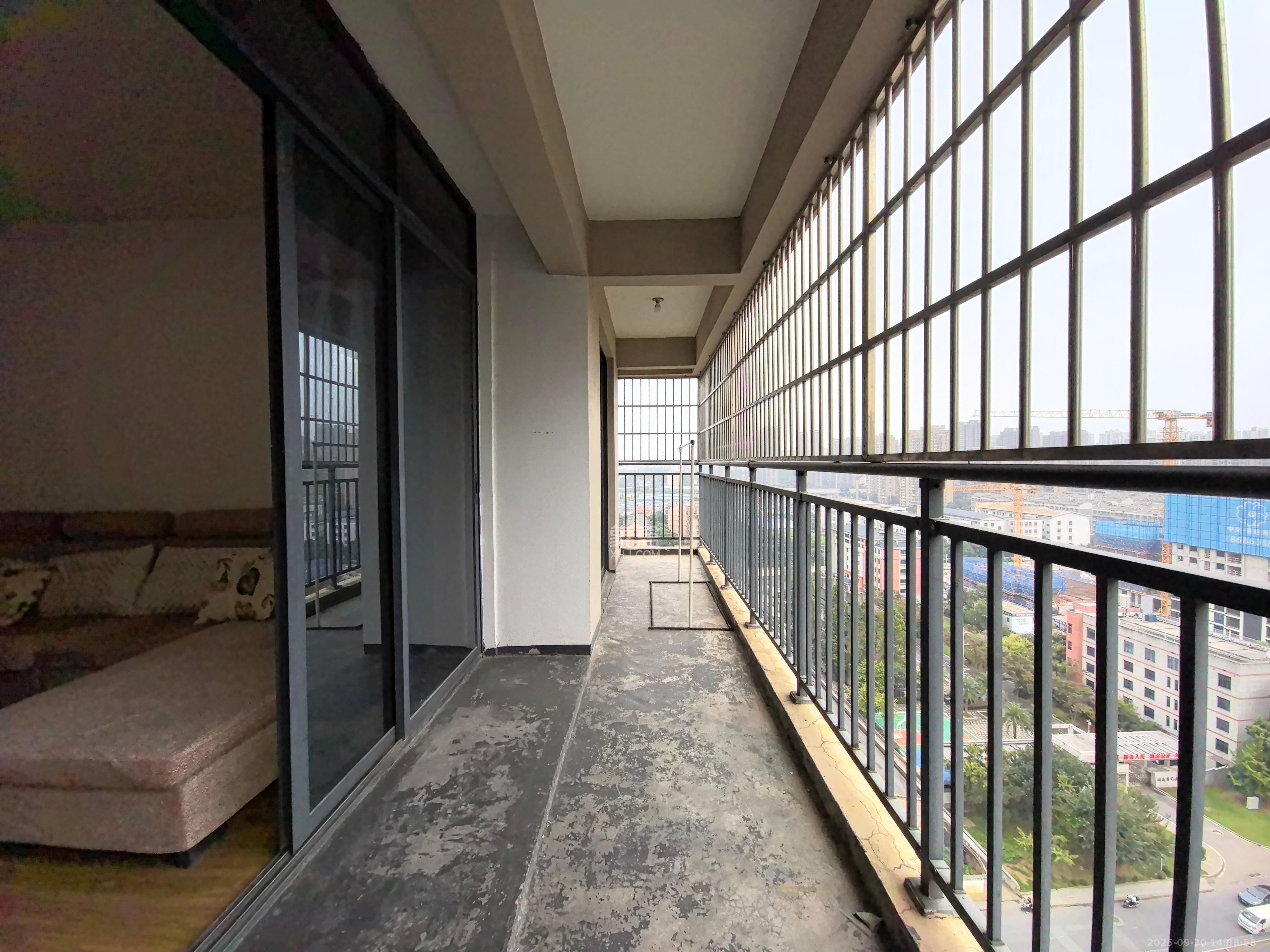 东岸城邦 3室2厅2卫 2400.0元/月 东岸城邦 3室2厅2卫 2400.0元/月室内图