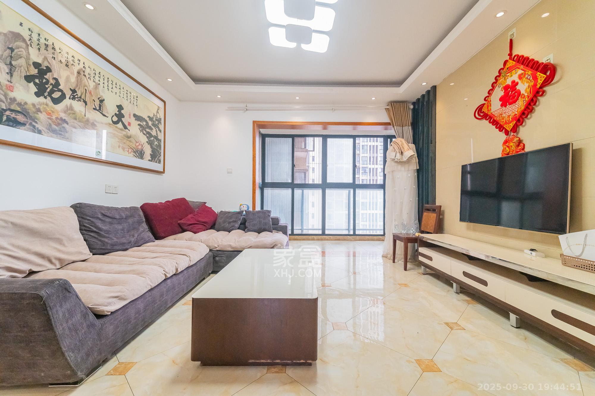 蓝山郡  3室2厅1卫    78.0万 蓝山郡  3室2厅1卫    78.0万客厅