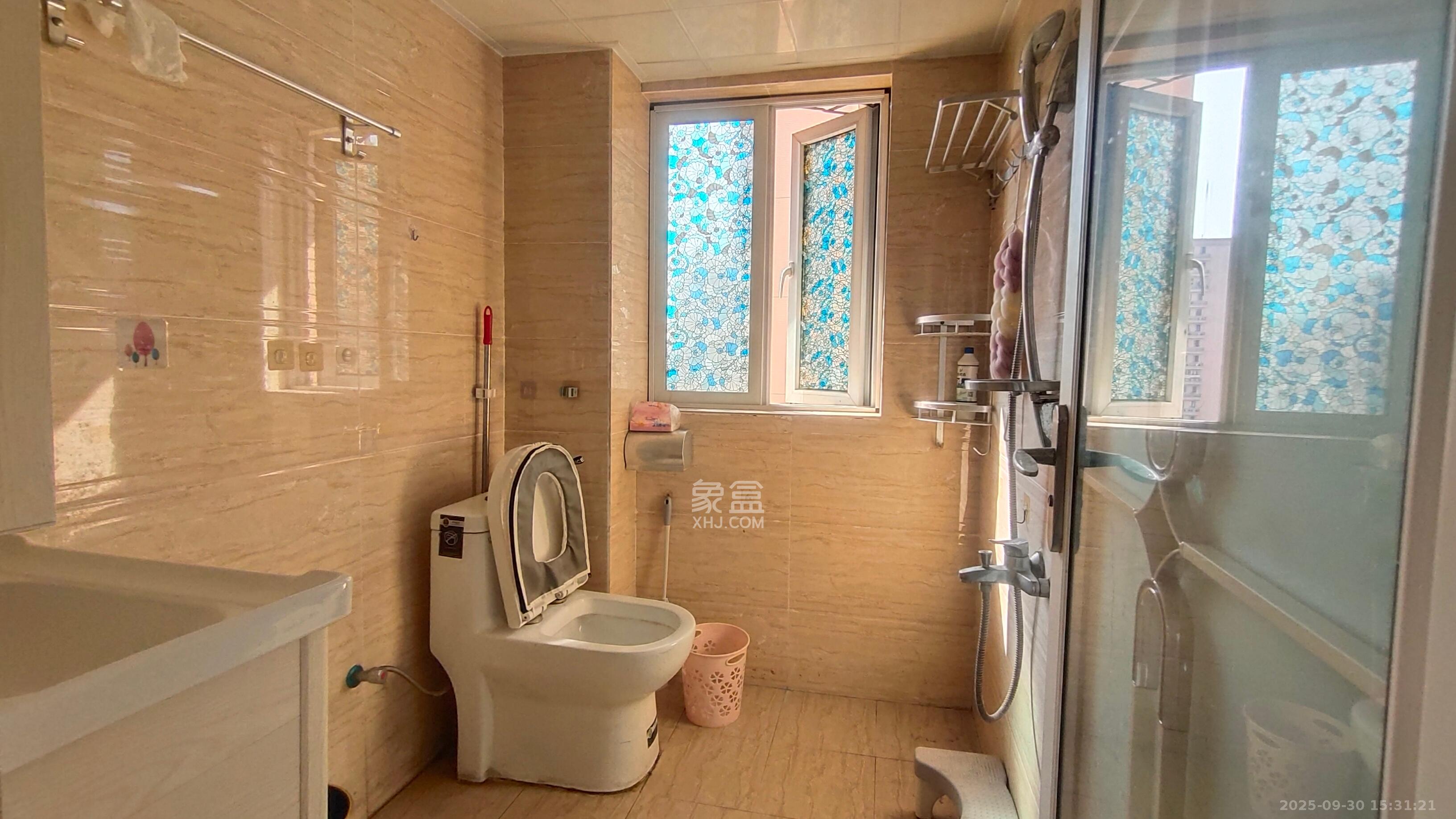 丽发新城 2室2厅1卫 1600.0元/月 丽发新城 2室2厅1卫 1600.0元/月室内图