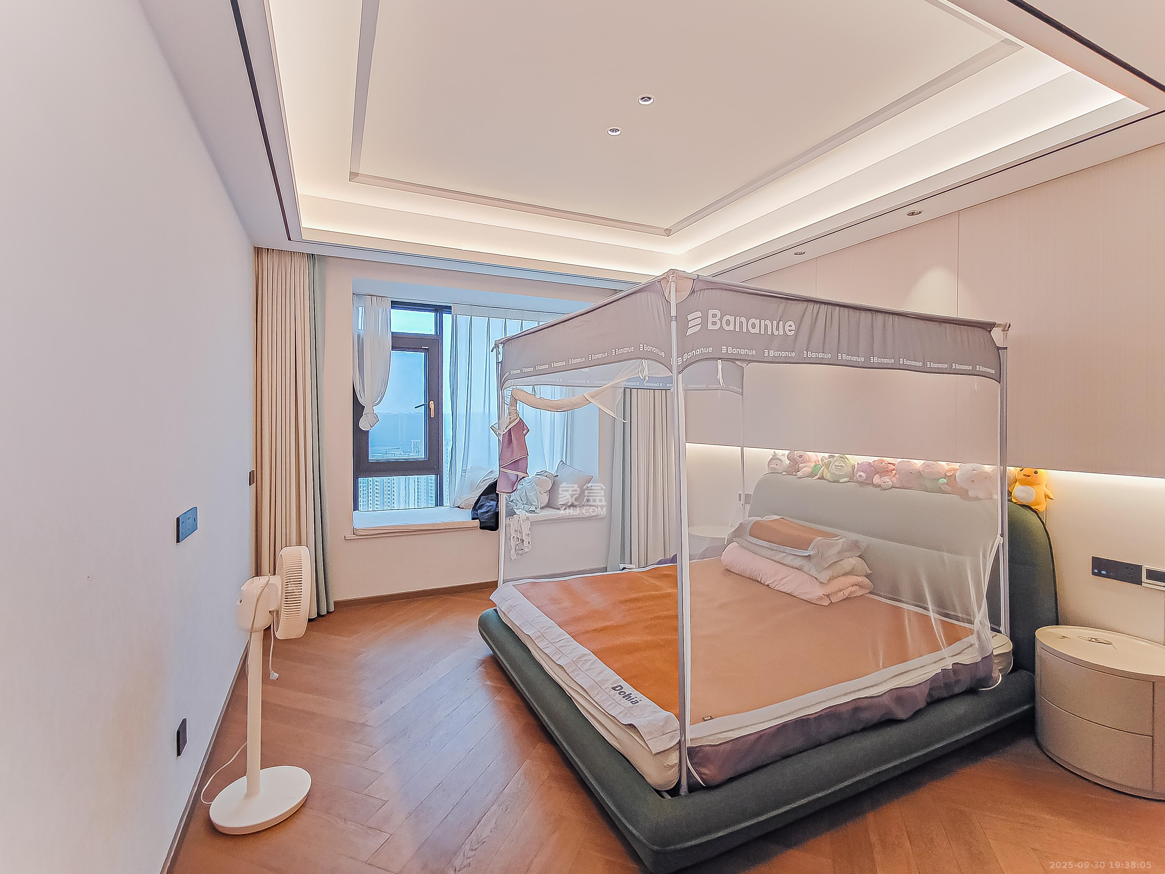 中建江山壹号  1室2厅4卫    880.0万卧室