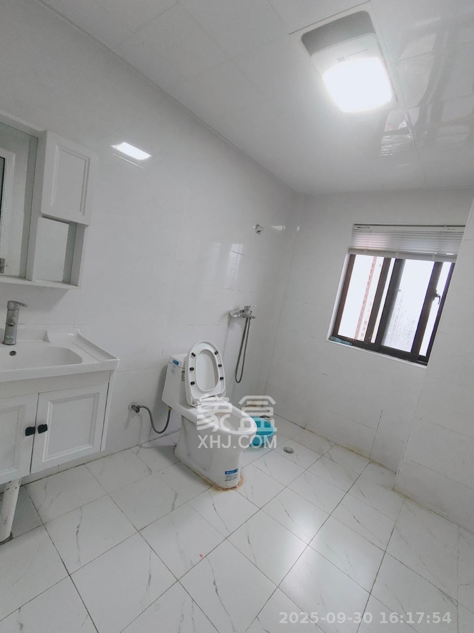 东方美地  3室2厅2卫    2400.0元/月室内图