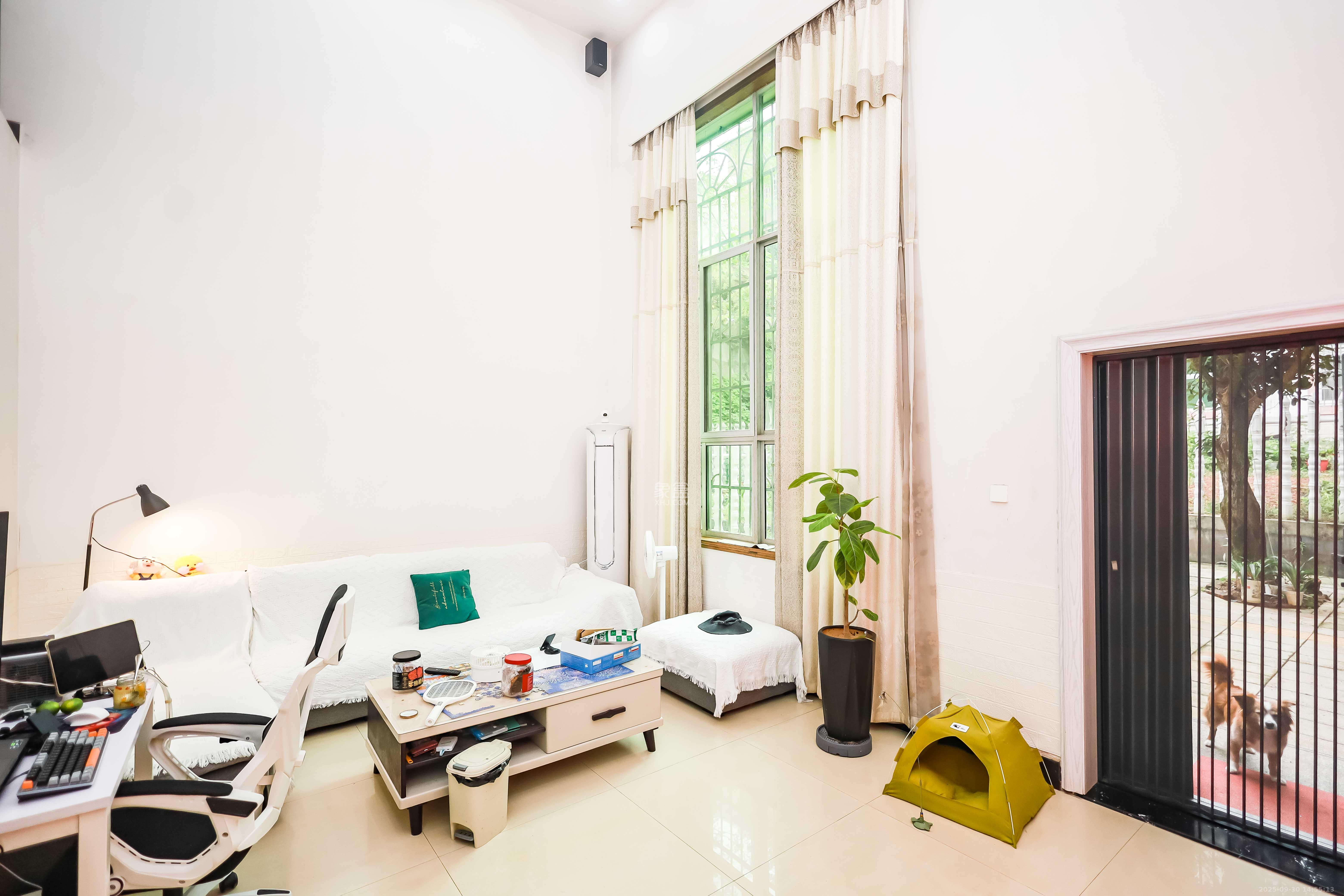 静园山庄  4室2厅3卫    179.0万客厅