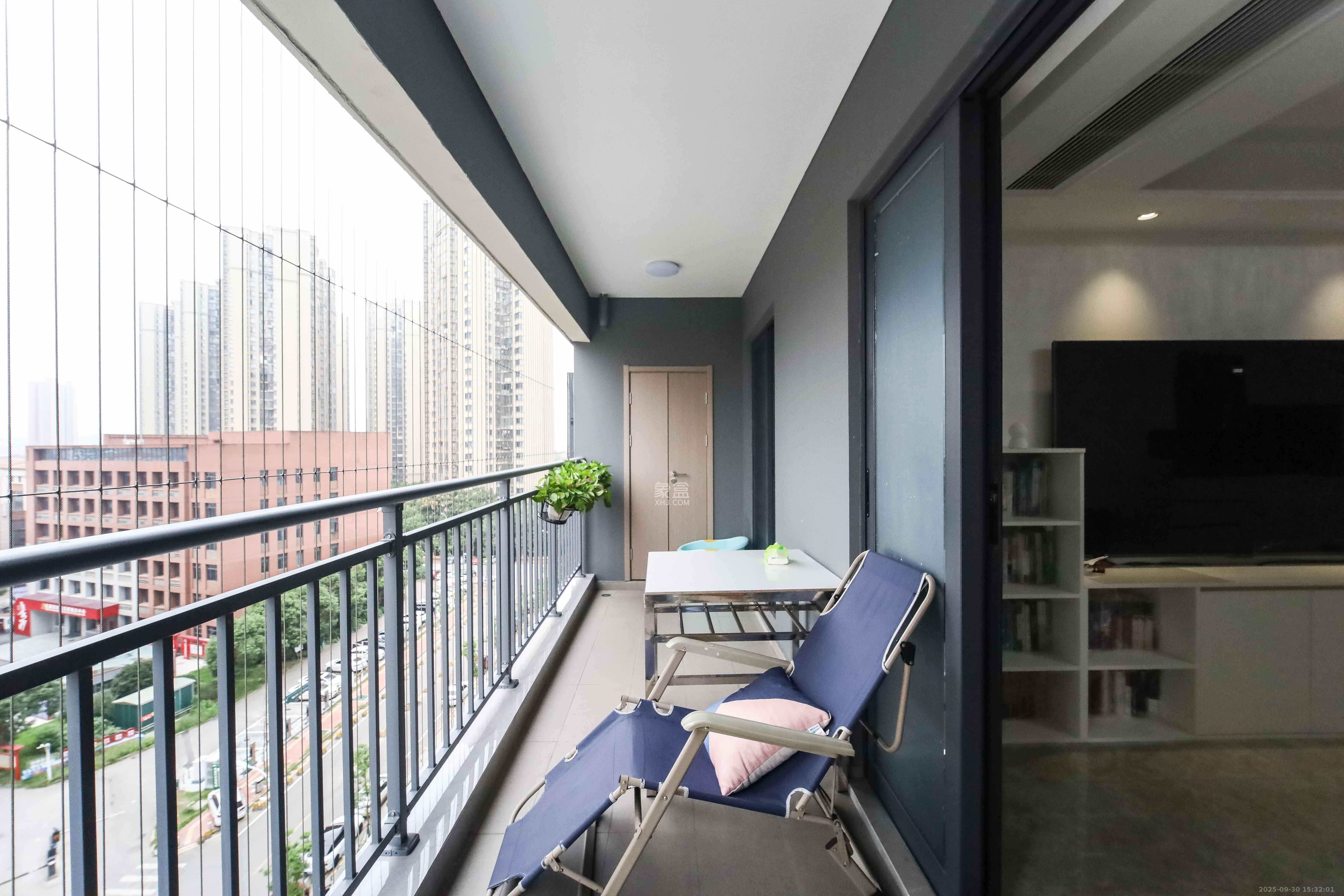 德奥上河城章 4室2厅2卫 230.0万 德奥上河城章 4室2厅2卫 230.0万客厅