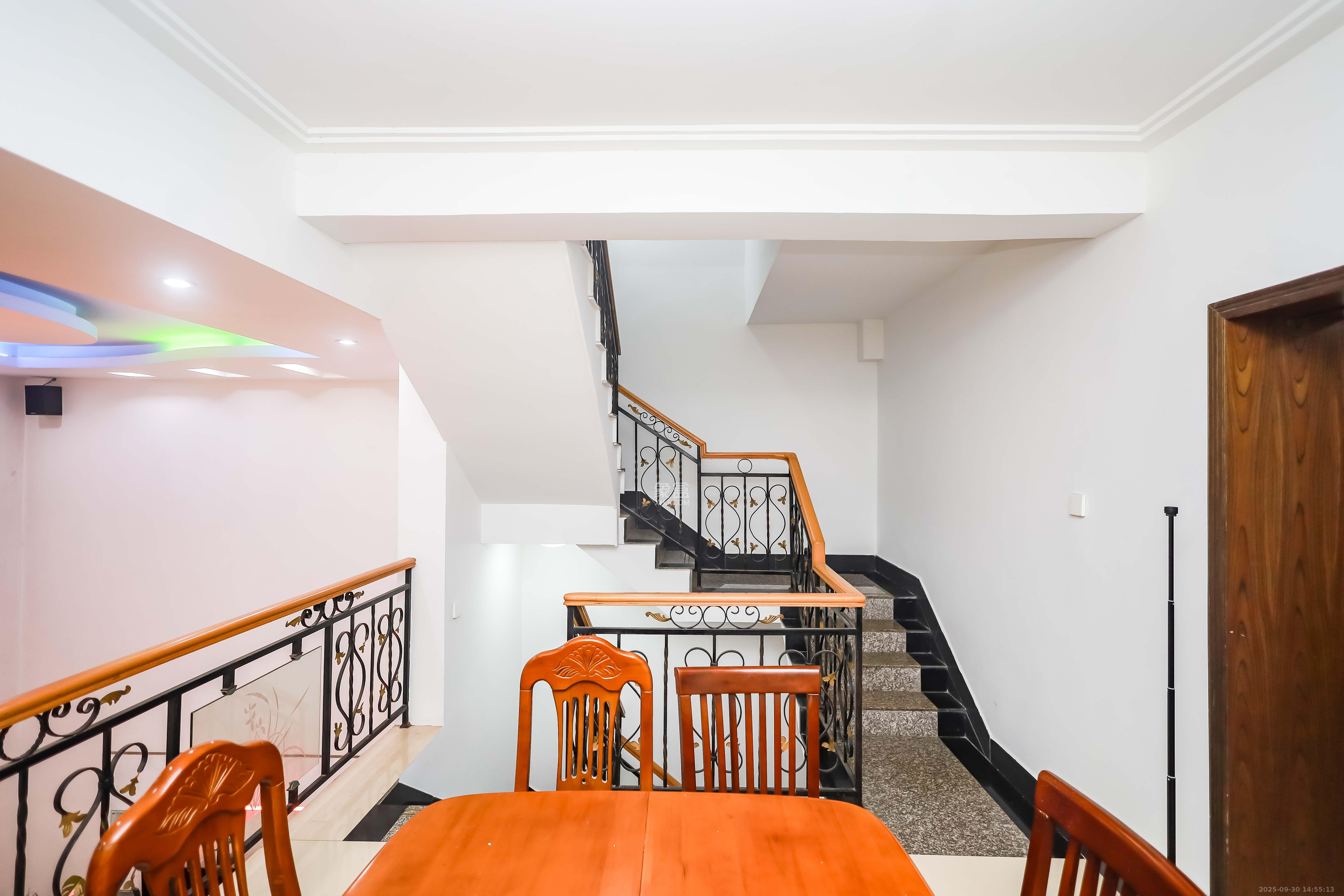 静园山庄 4室2厅3卫 179.0万 静园山庄 4室2厅3卫 179.0万其他