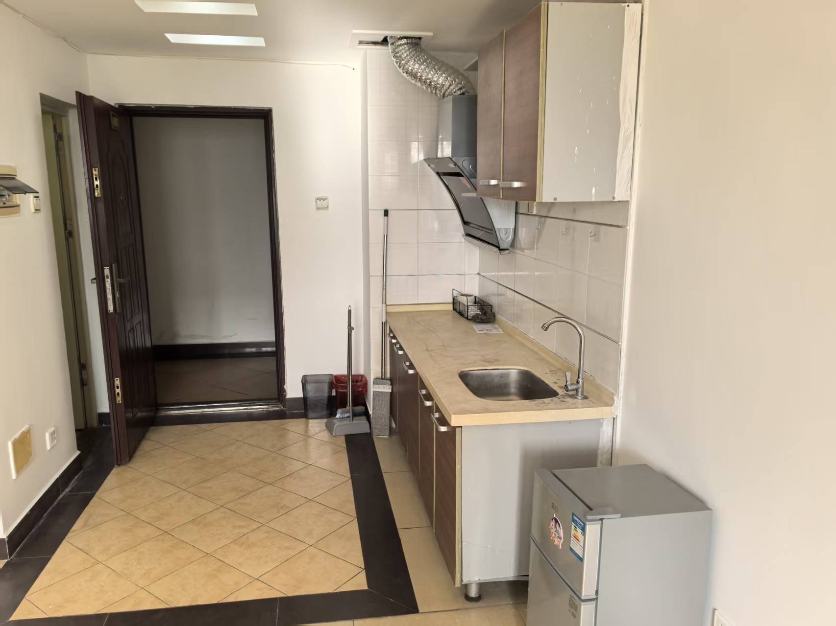 帝国大厦 1室1厅1卫 1300.0元/月 帝国大厦 1室1厅1卫 1300.0元/月室内图