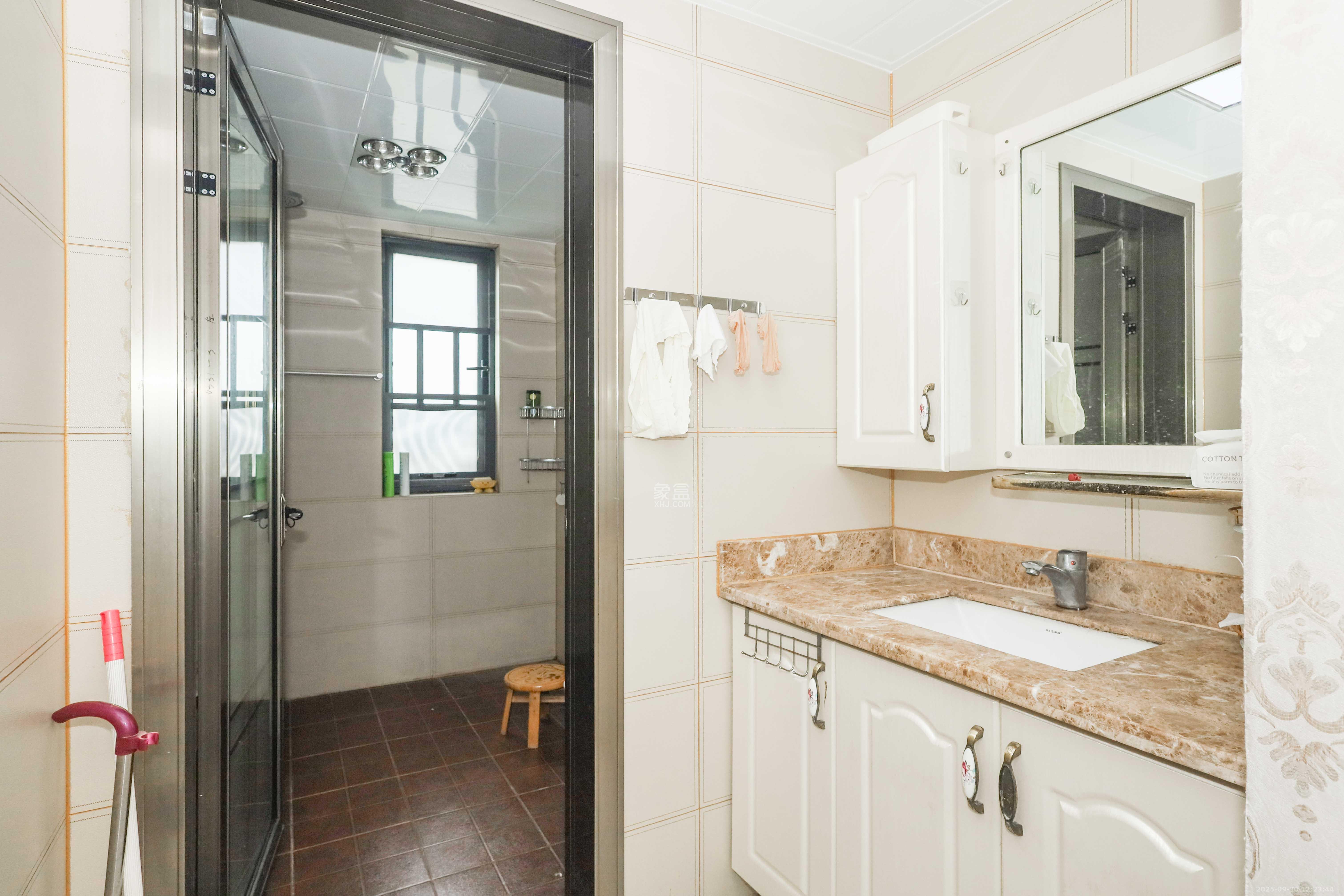 好莱城（弘德西街）  4室2厅2卫    120.0万卫生间