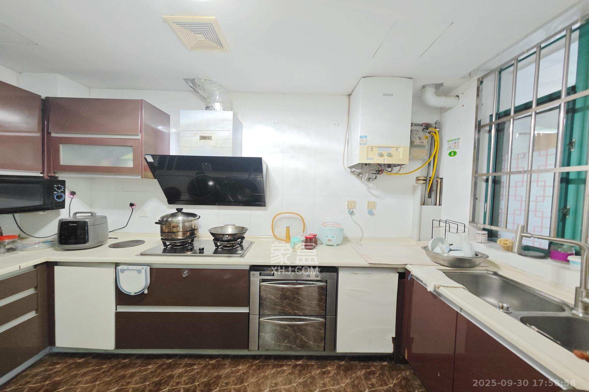 美林景园  6室3厅3卫    186.0万厨房