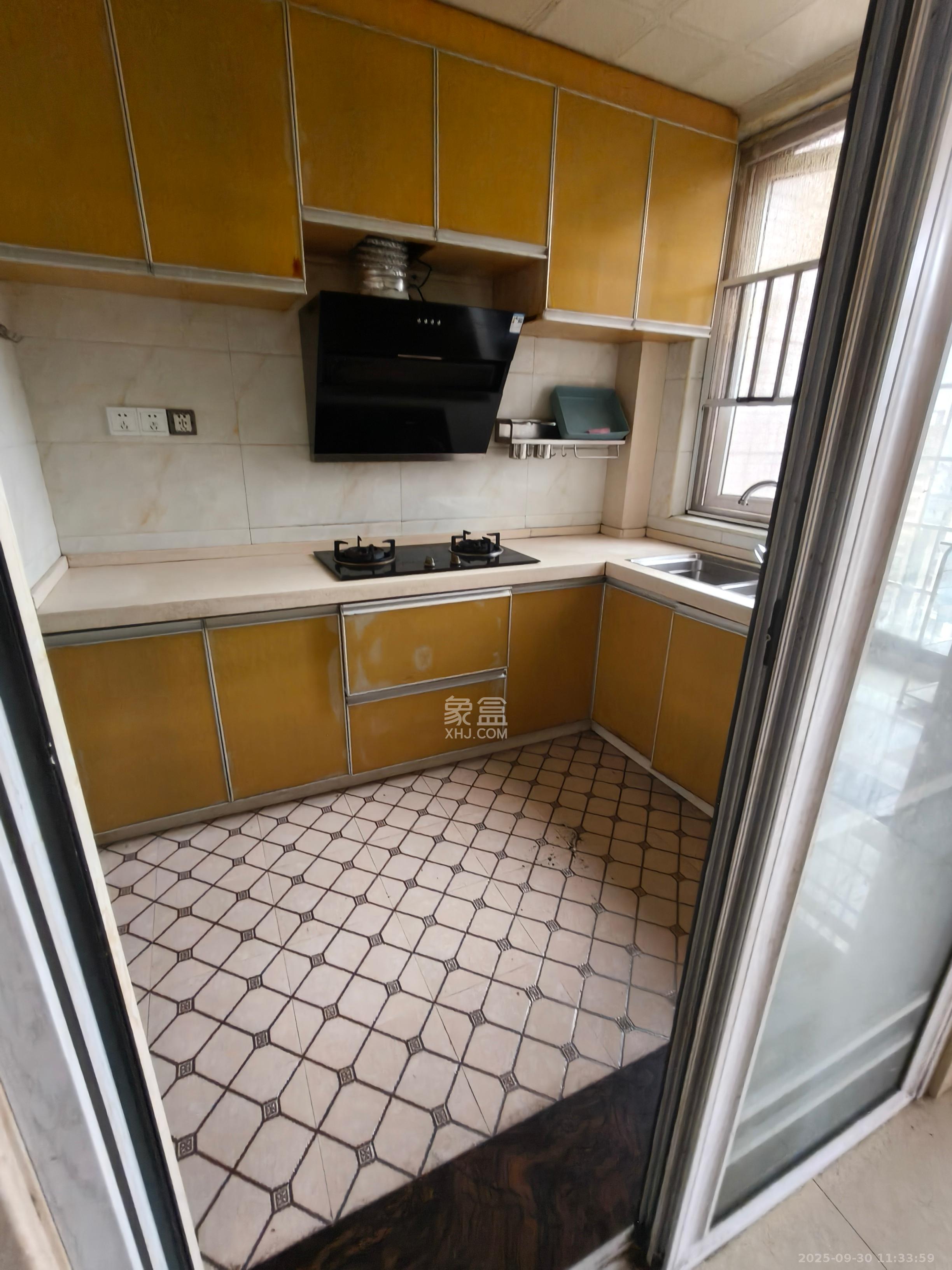 波隆城市花园  3室2厅2卫    2200.0元/月室内图