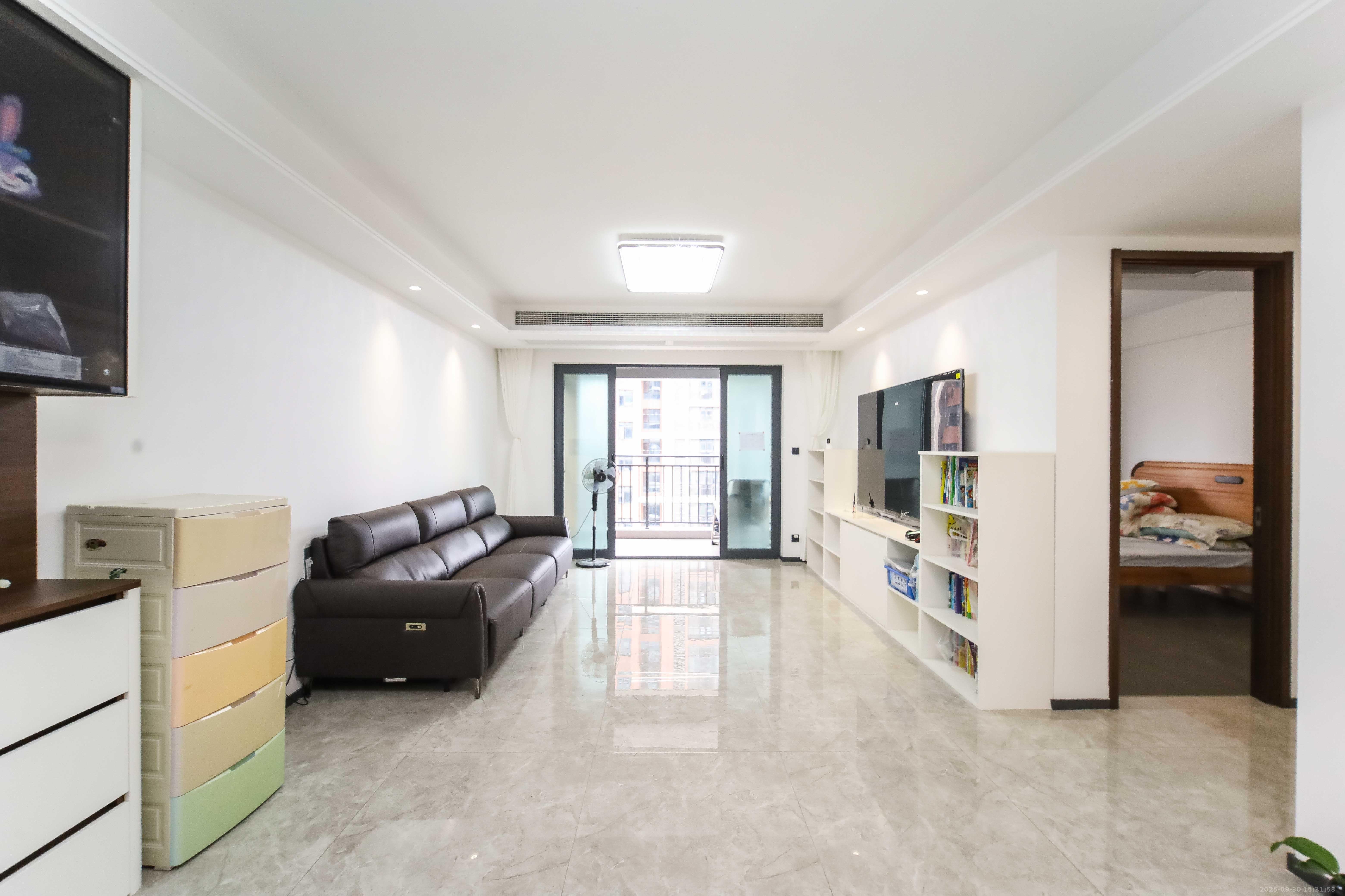 德奥上河城章 4室2厅2卫 230.0万 德奥上河城章 4室2厅2卫 230.0万客厅