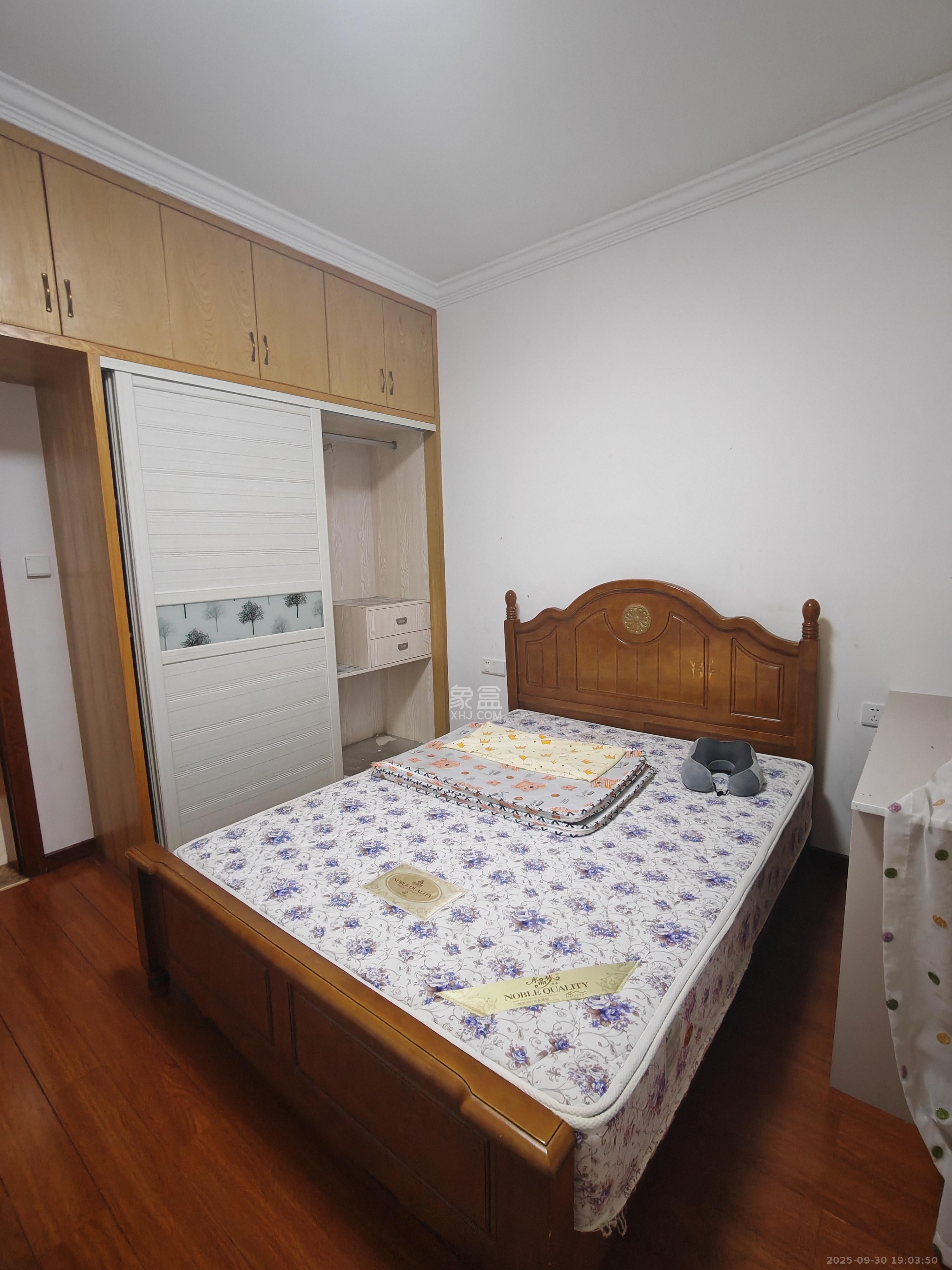 月亮湾草莓街区一、二期  3室2厅1卫    1800.0元/月室内图