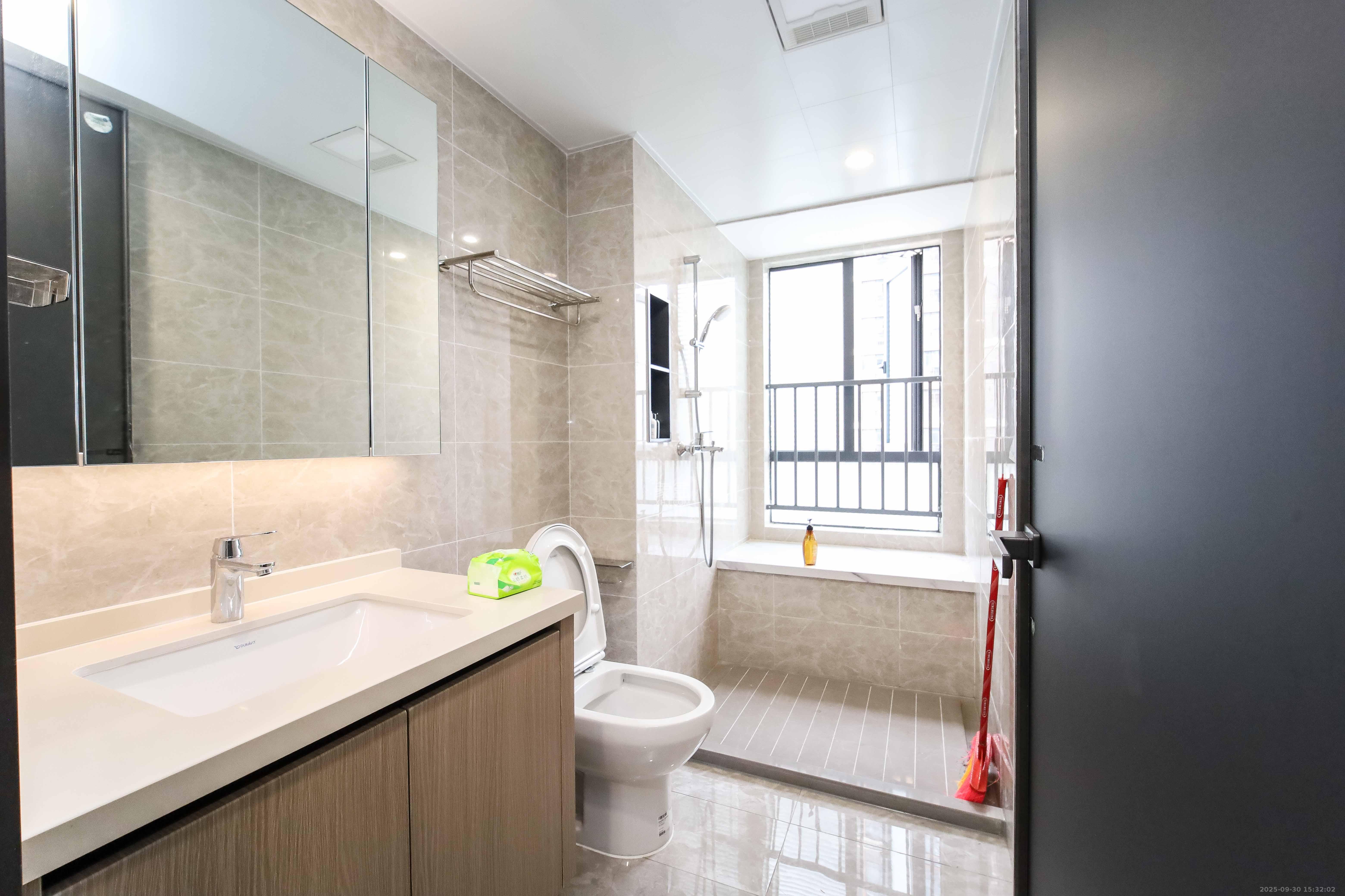 德奥上河城章 4室2厅2卫 230.0万 德奥上河城章 4室2厅2卫 230.0万卧室