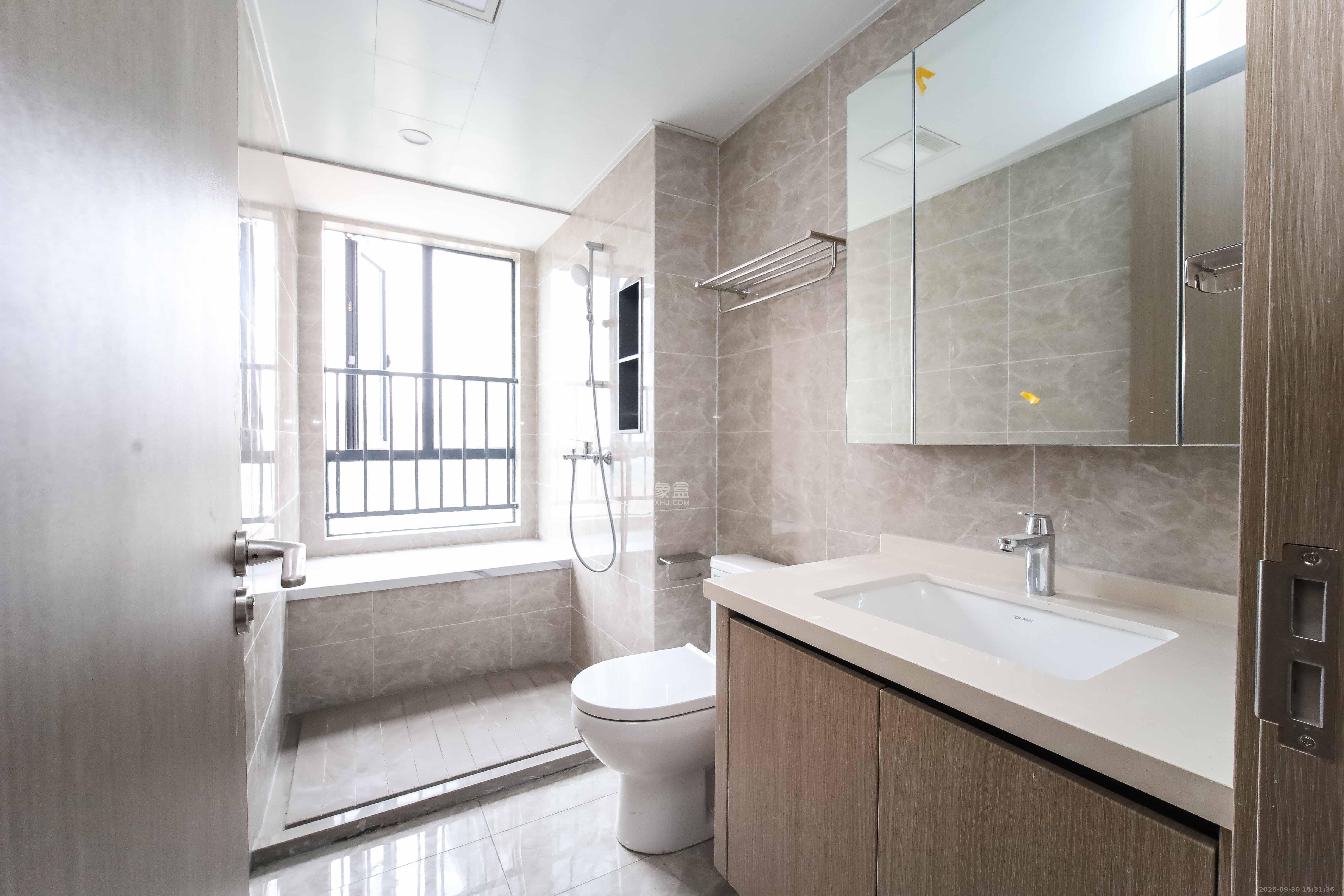 德奥上河城章  4室2厅2卫    228.0万卫生间